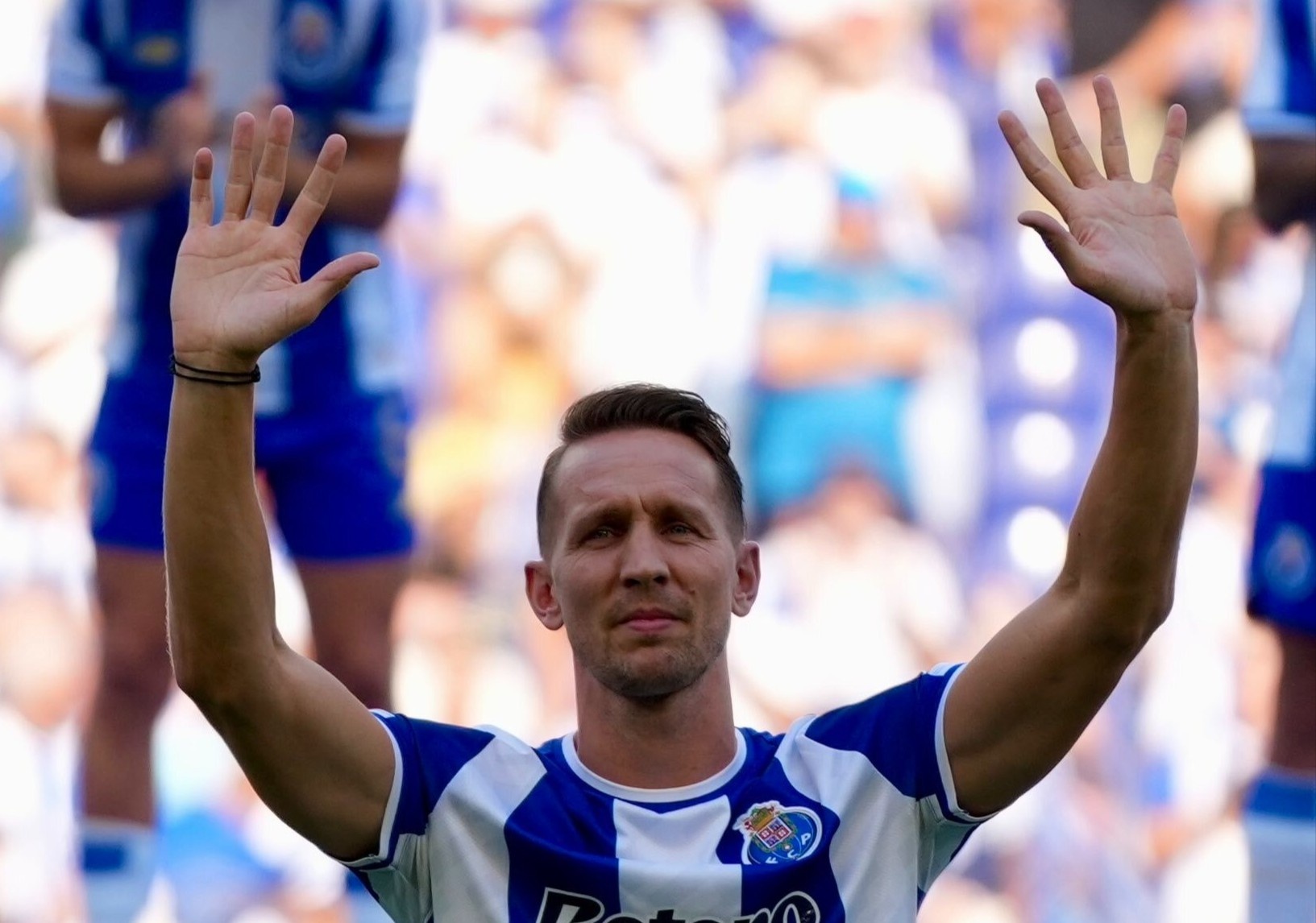 Vu chuyen nhuong ky la gay chan dong he 2025 hinh anh