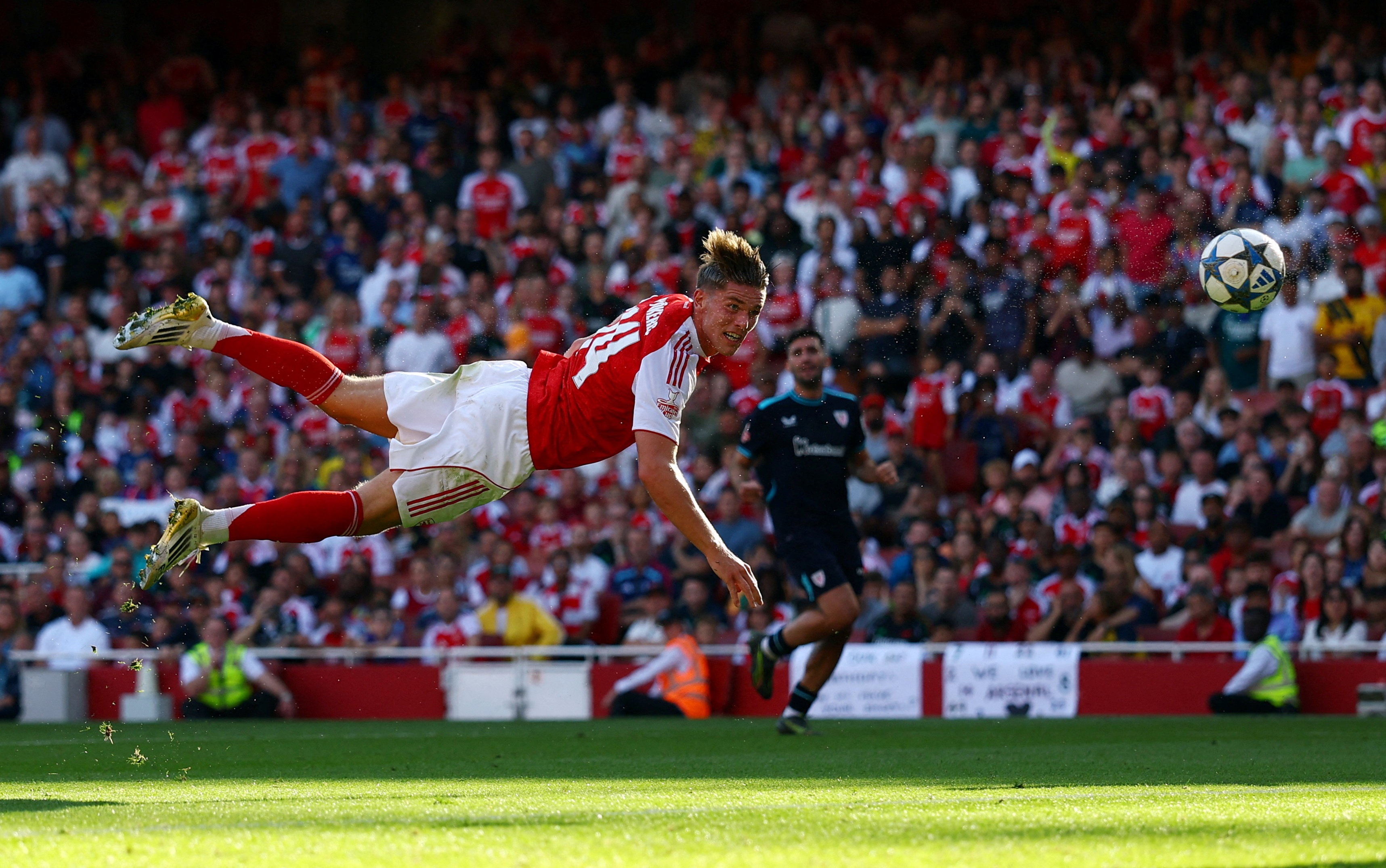 Gyokeres danh dau ghi ban cho Arsenal hinh anh