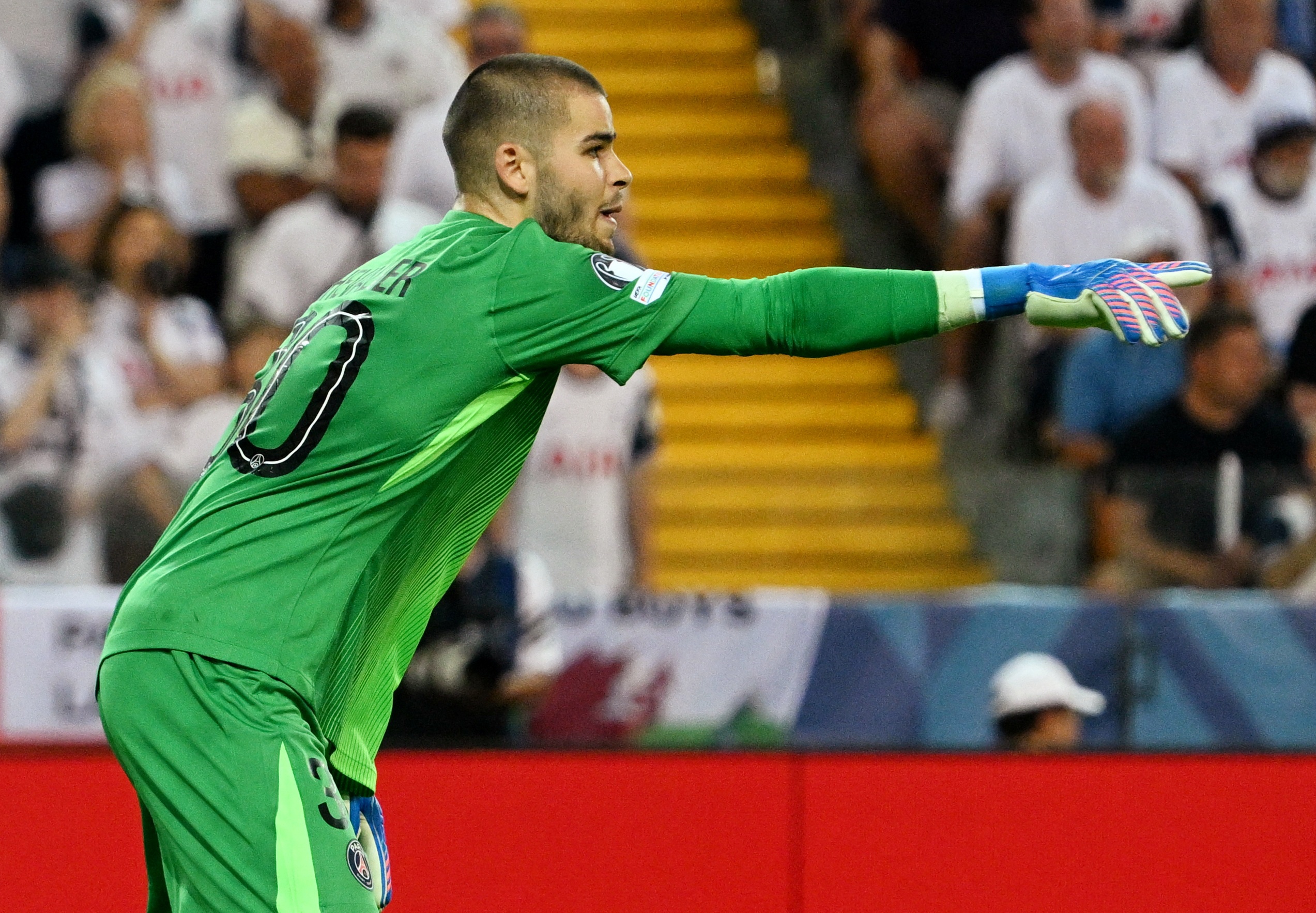 Nguoi thay Donnarumma bi che gieu hinh anh