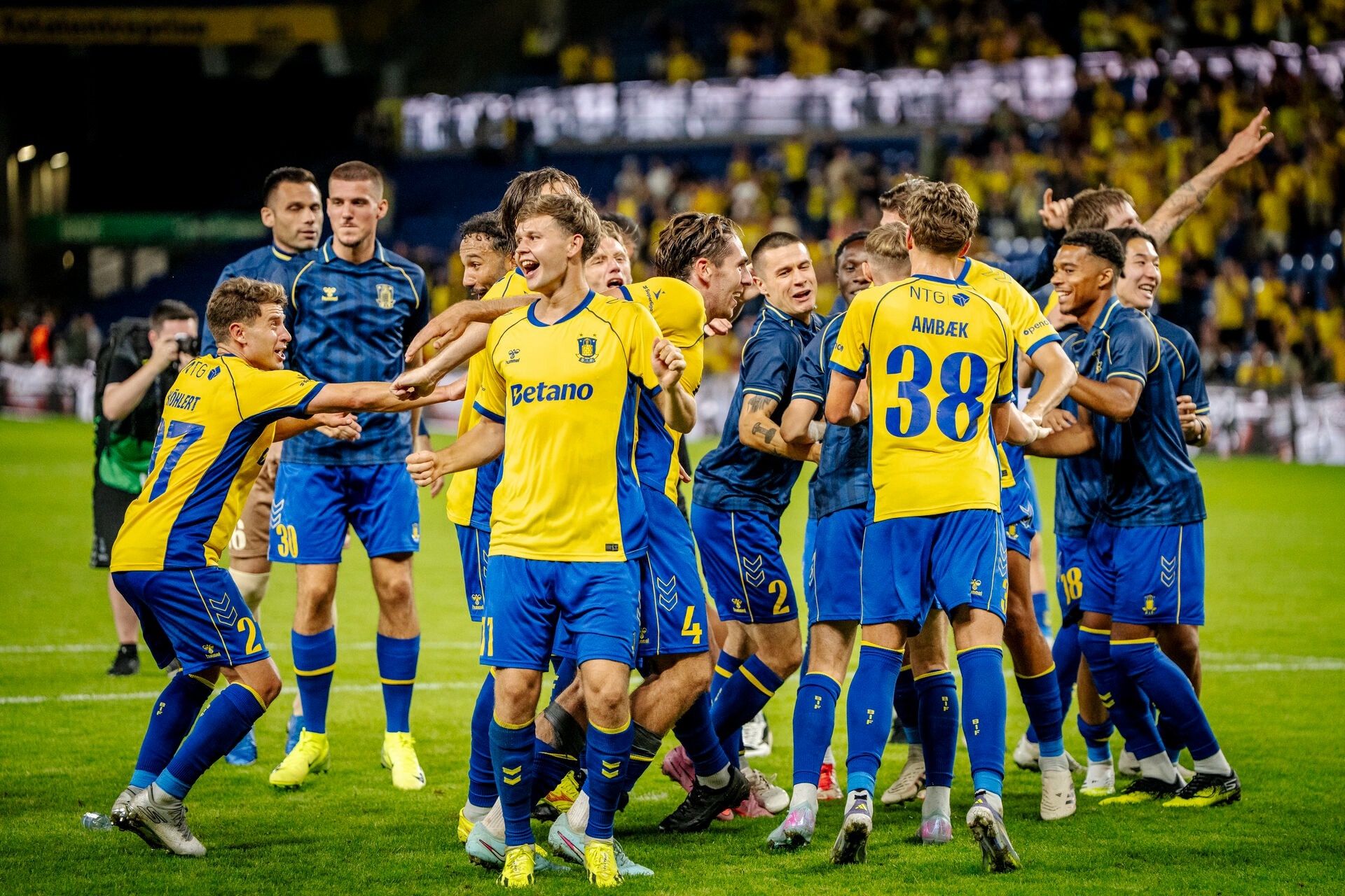 Man loi nguoc dong khong tuong o cup chau Au hinh anh