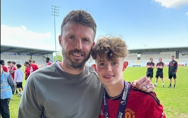 Hau due Carrick va Rooney cung toa sang o hoc vien MU hinh anh