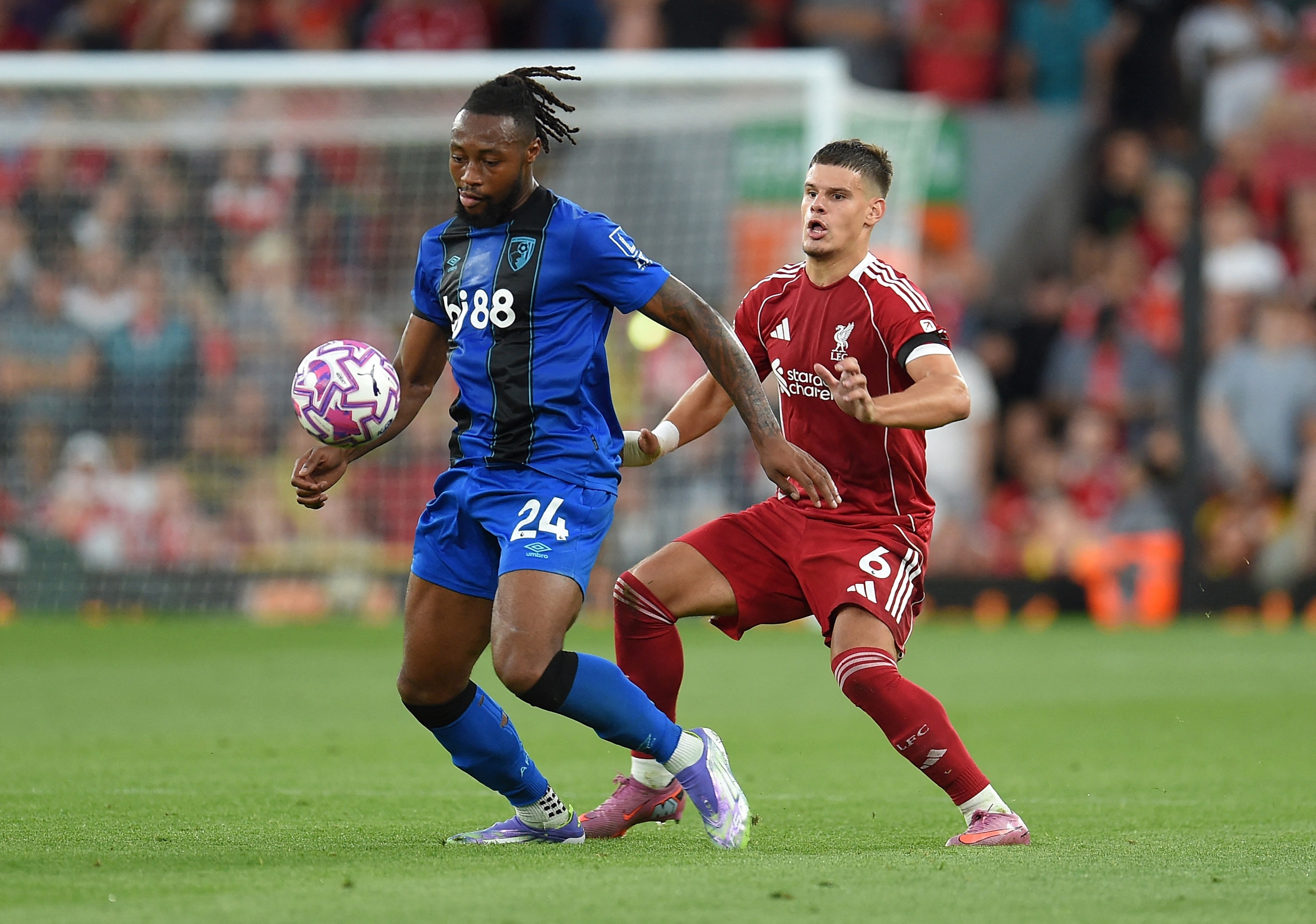 Su co gay phan no trong tran Liverpool gap Bournemouth hinh anh