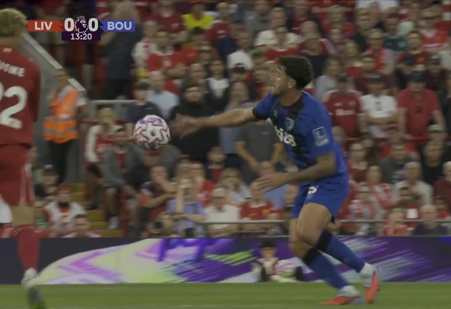 VAR gay tranh cai o tran khai man Premier League hinh anh