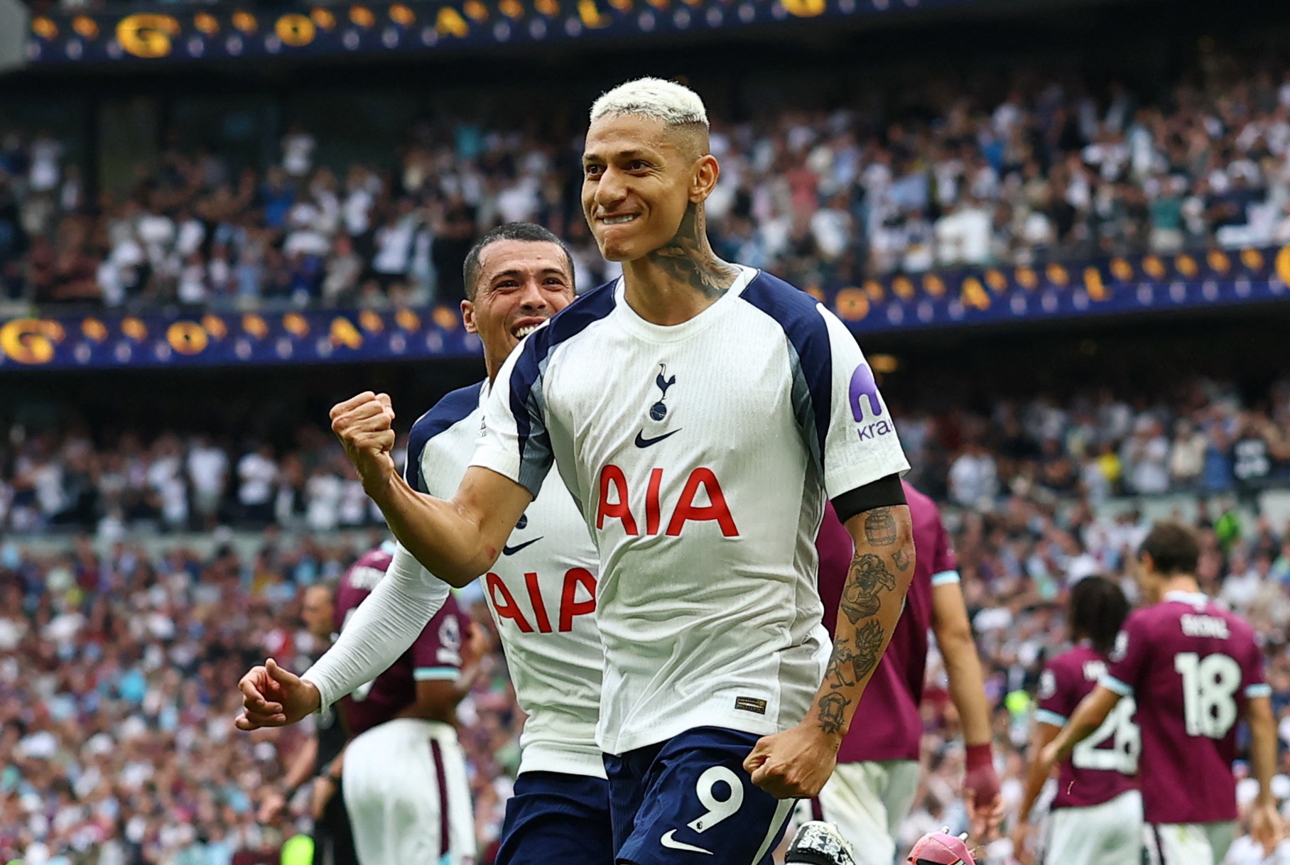 Con ai coi thuong Richarlison hinh anh