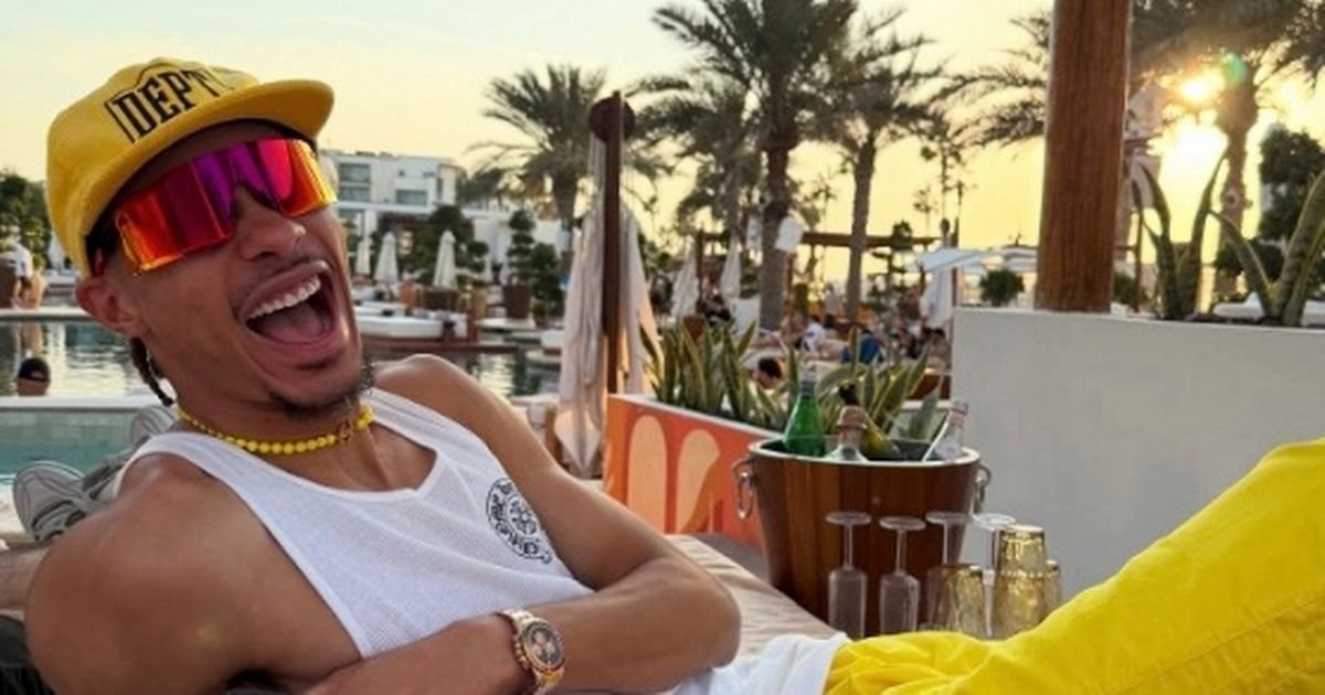 Tan binh Liverpool song xa hoa cung ban gai hinh anh