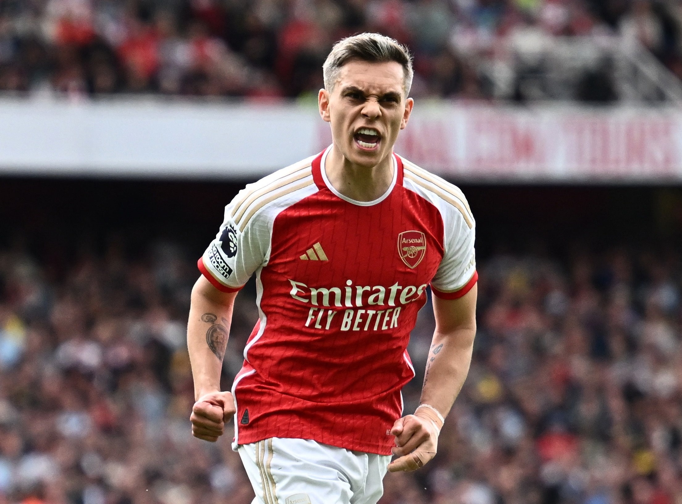 Quyet dinh bat thuong cua Arsenal hinh anh