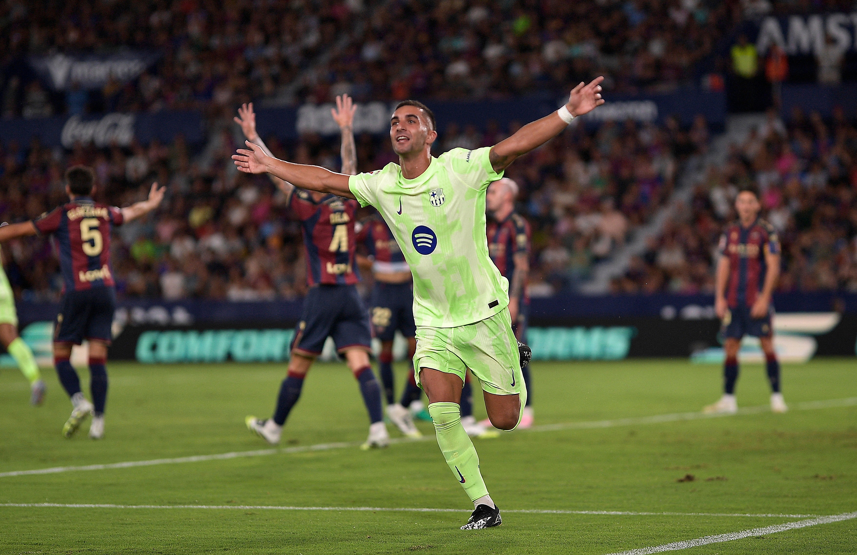 Ferran Torres khang dinh vi the so 9 moi cua Barcelona hinh anh