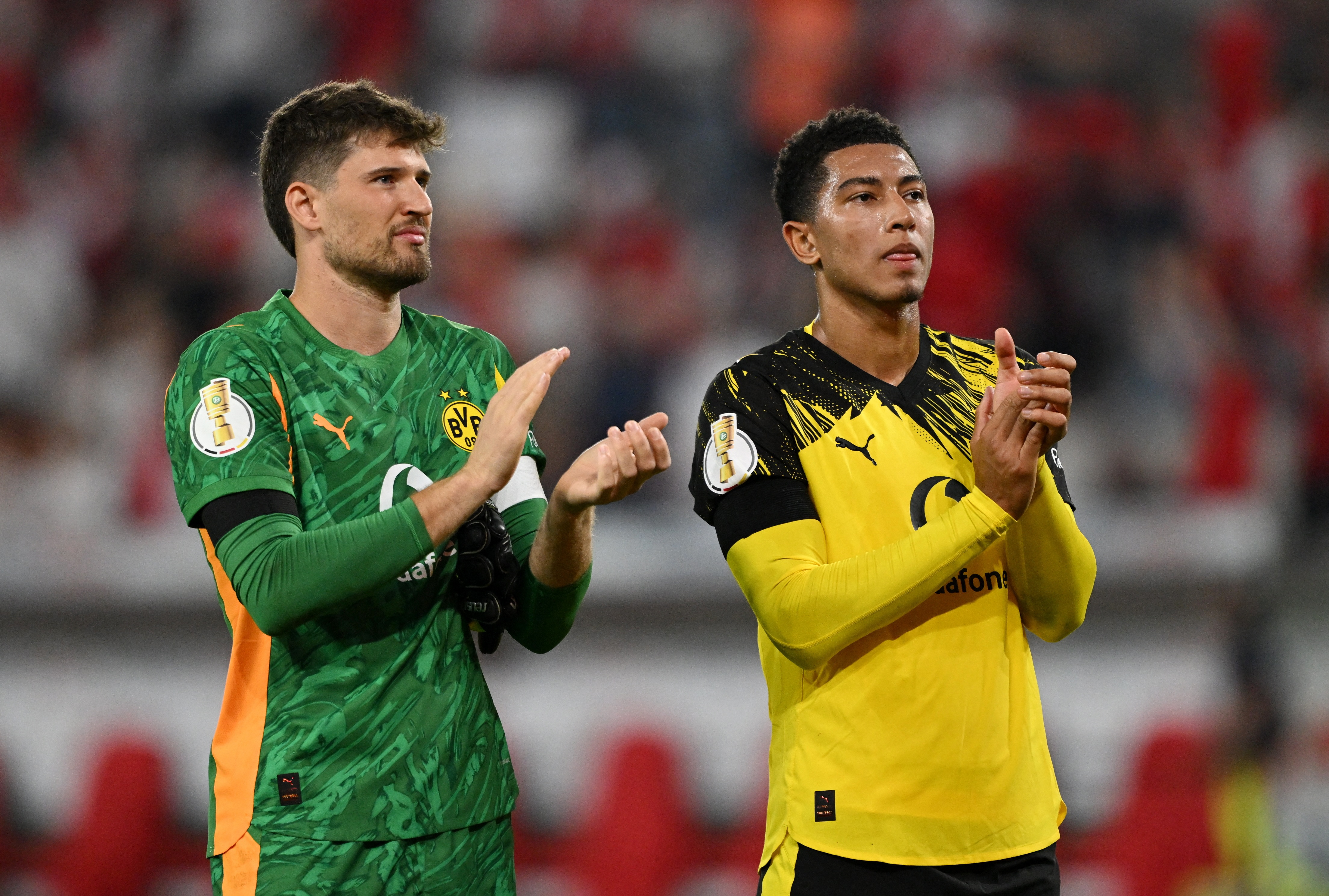 Dortmund ra lenh cam bo me Bellingham hinh anh