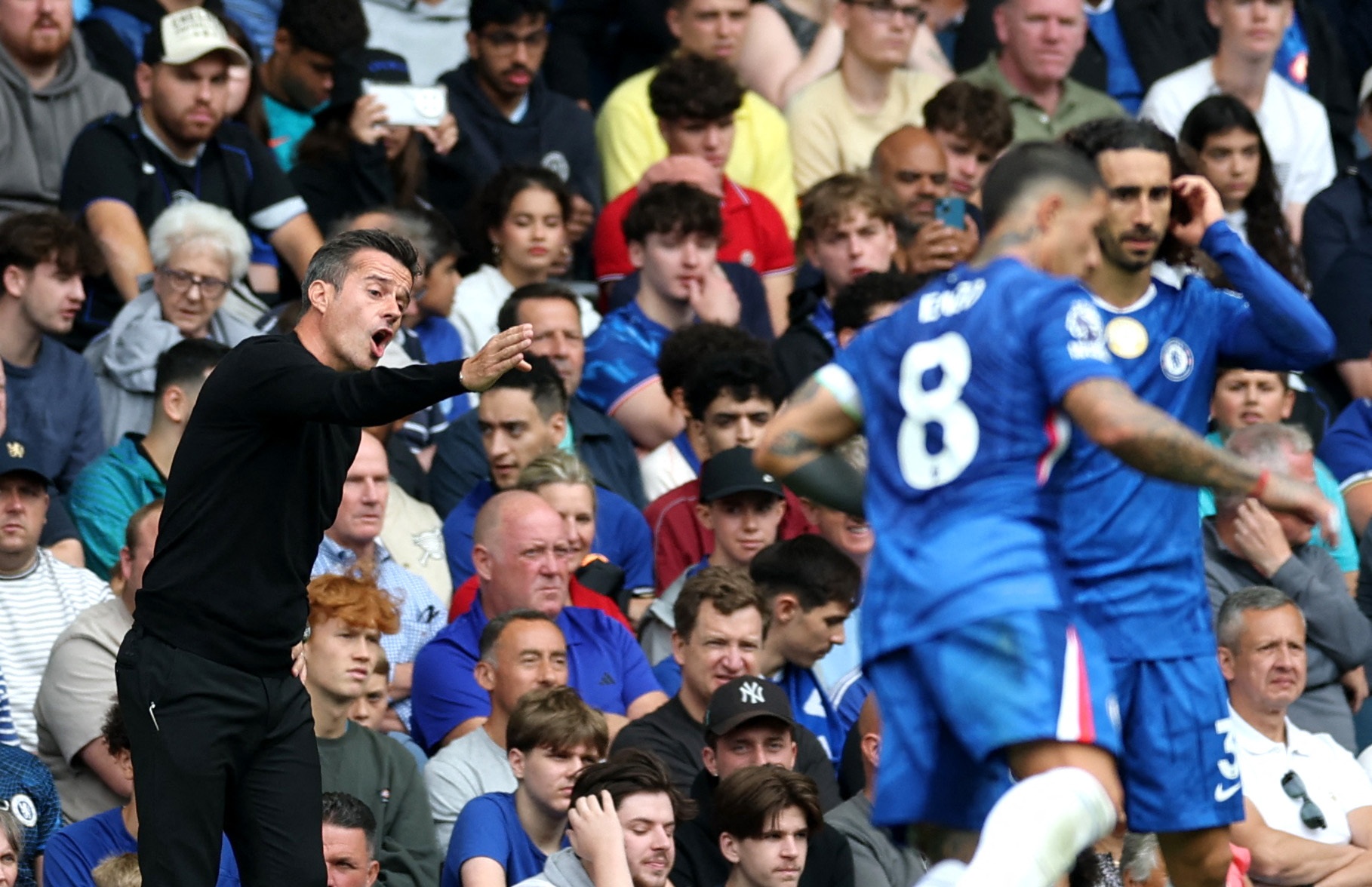 HLV Fulham noi nong voi trong tai hinh anh