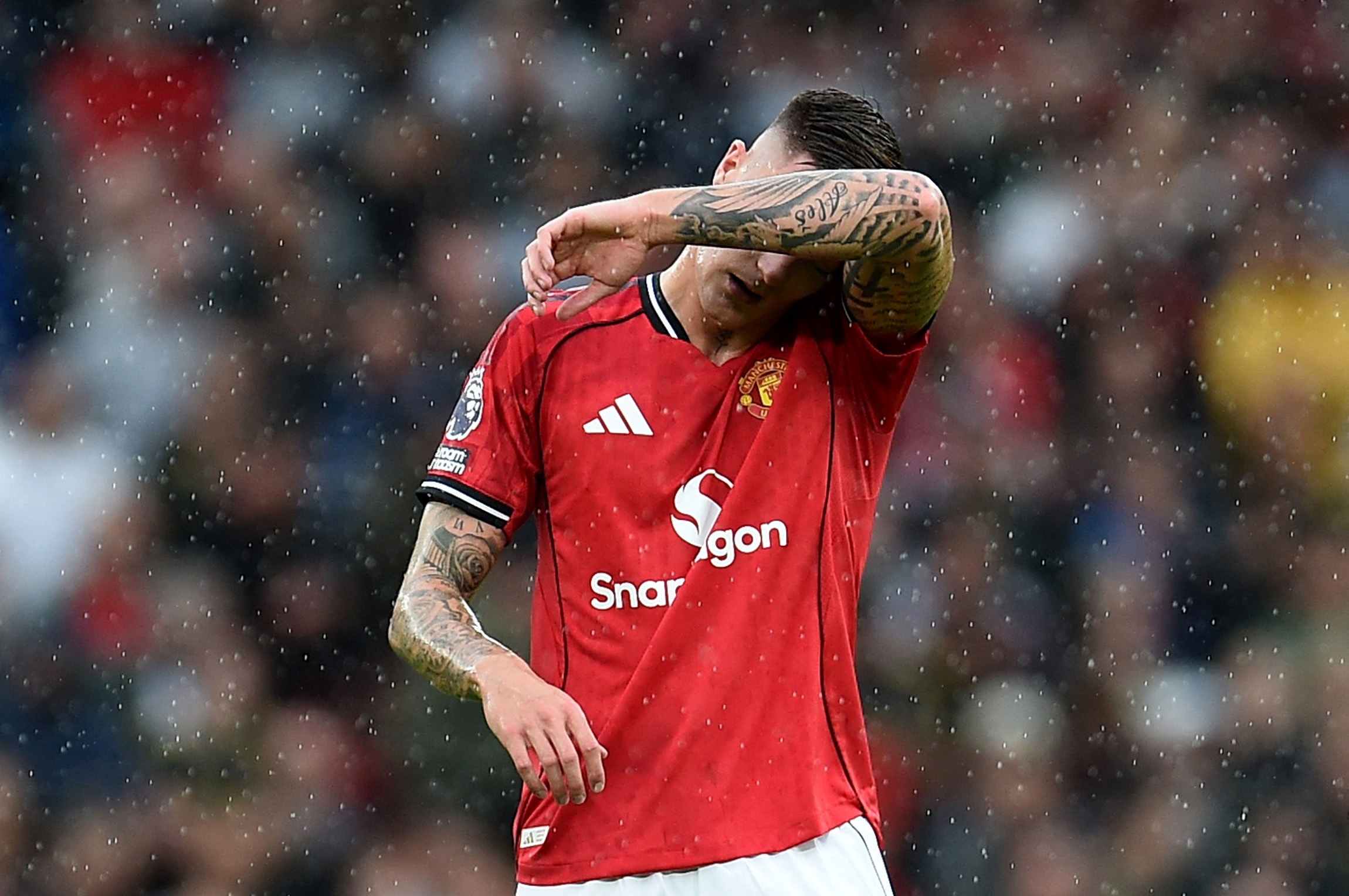 Hai cu danh dau hong, Sesko bi nuot chung boi ap luc hinh anh