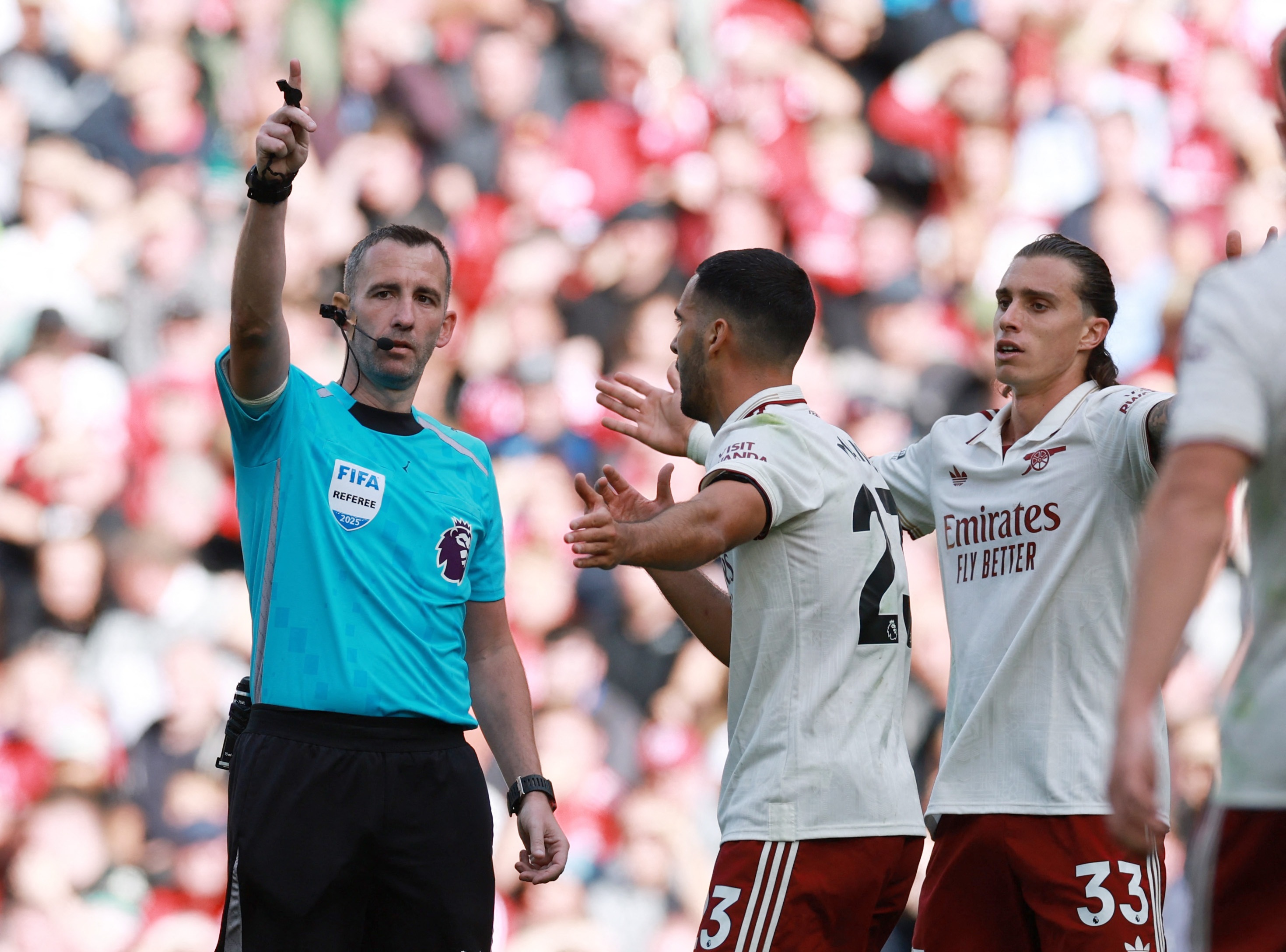 Neville van tin Arsenal vo dich Premier League hinh anh