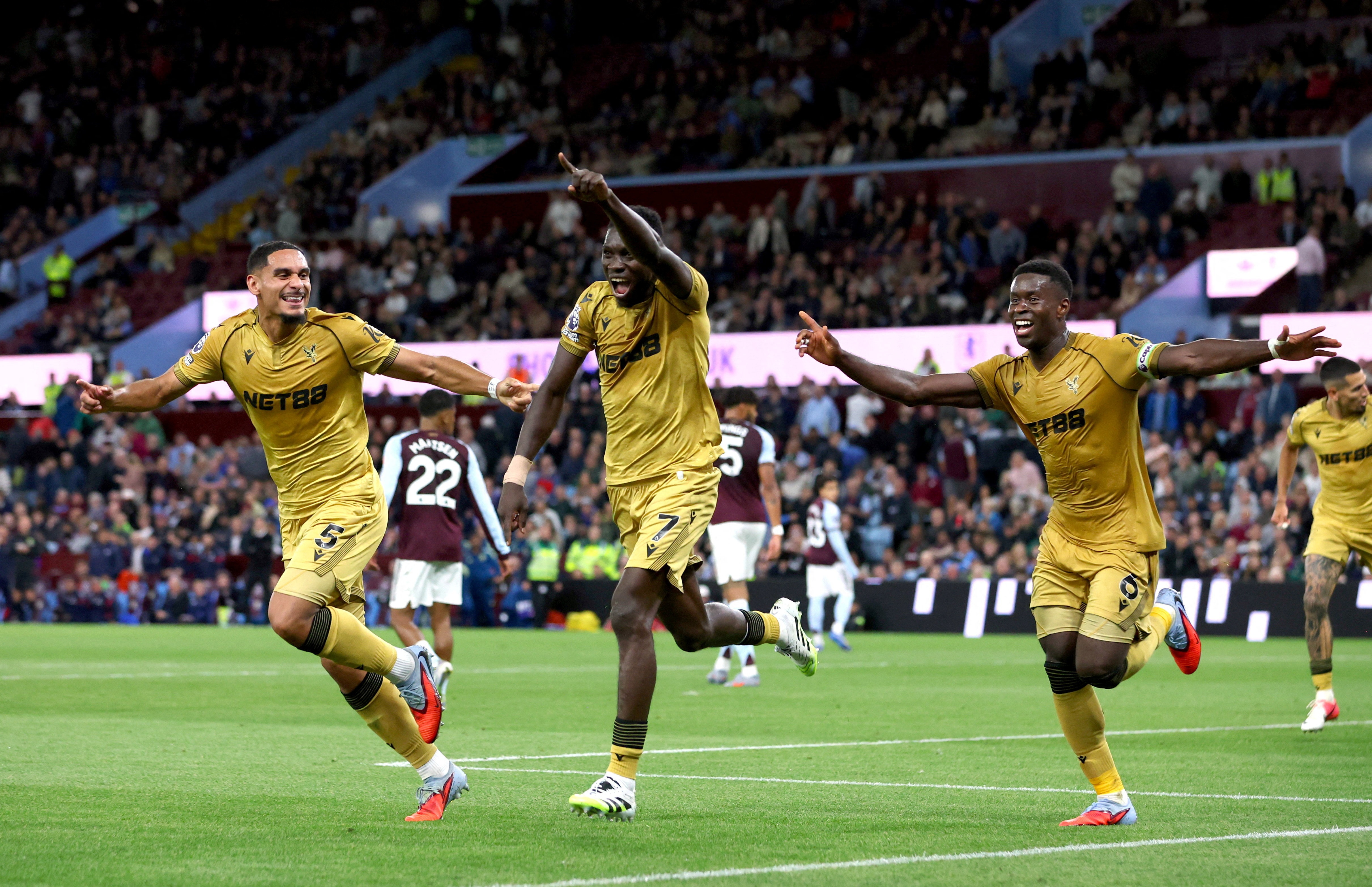 Aston Villa tham bai truoc Crystal Palace hinh anh