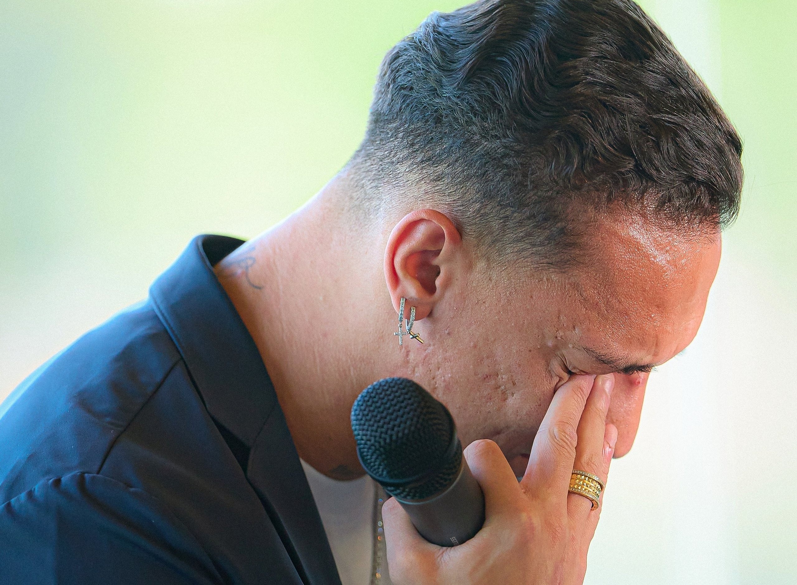 Antony bat khoc hinh anh