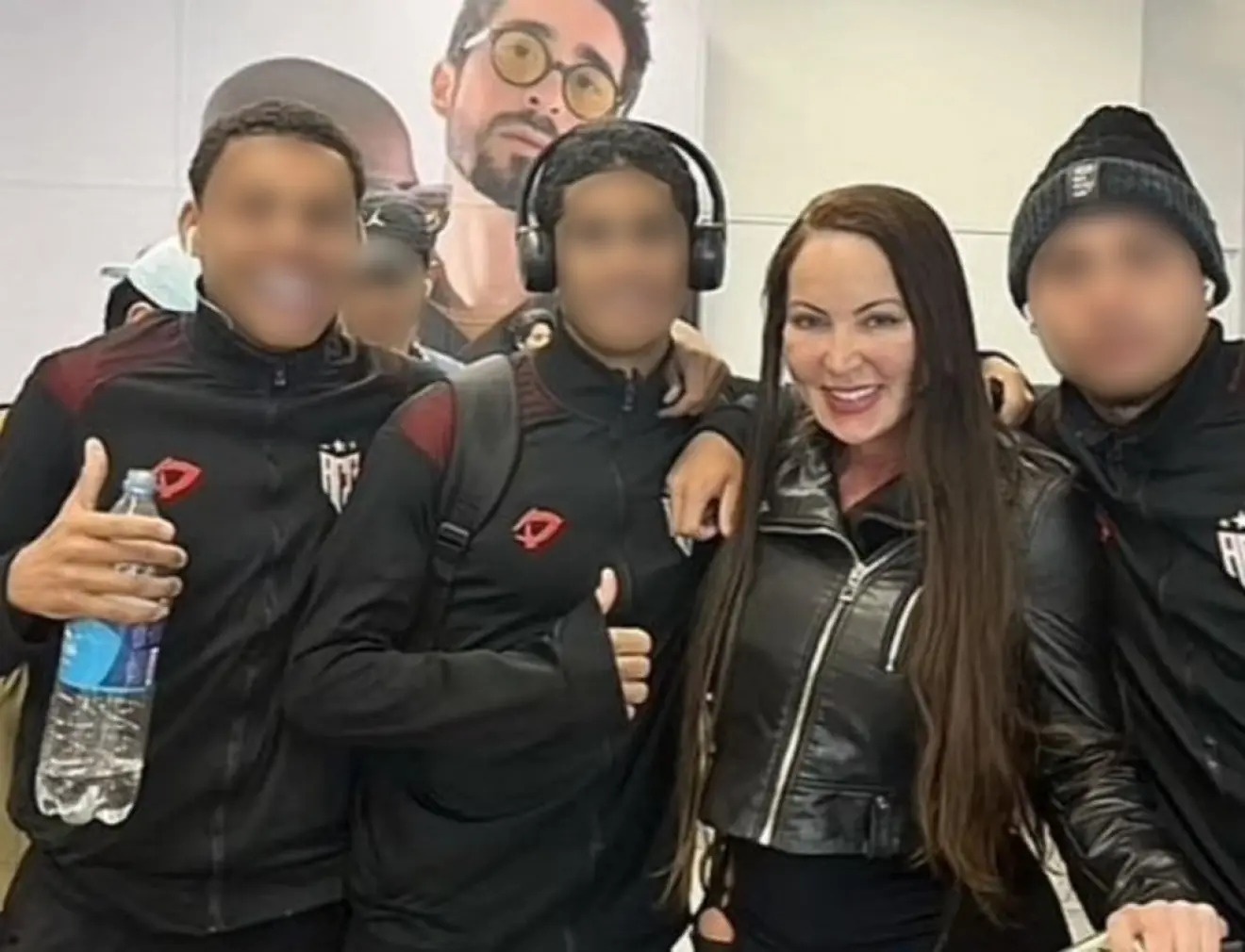 Ba cau thu tre bi sa thai vi chup anh cung dien vien phim nguoi lon hinh anh