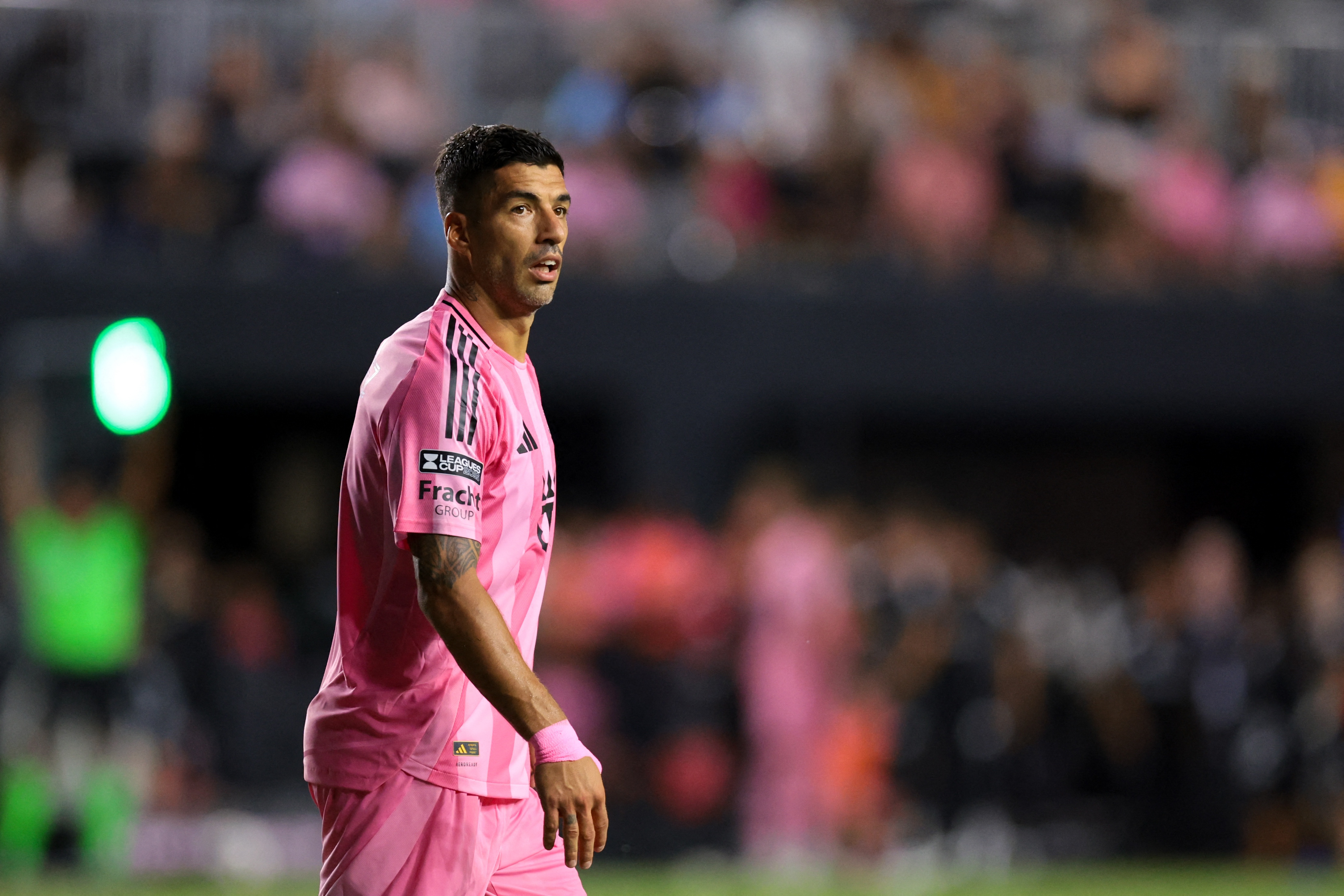 Suarez xin loi hinh anh