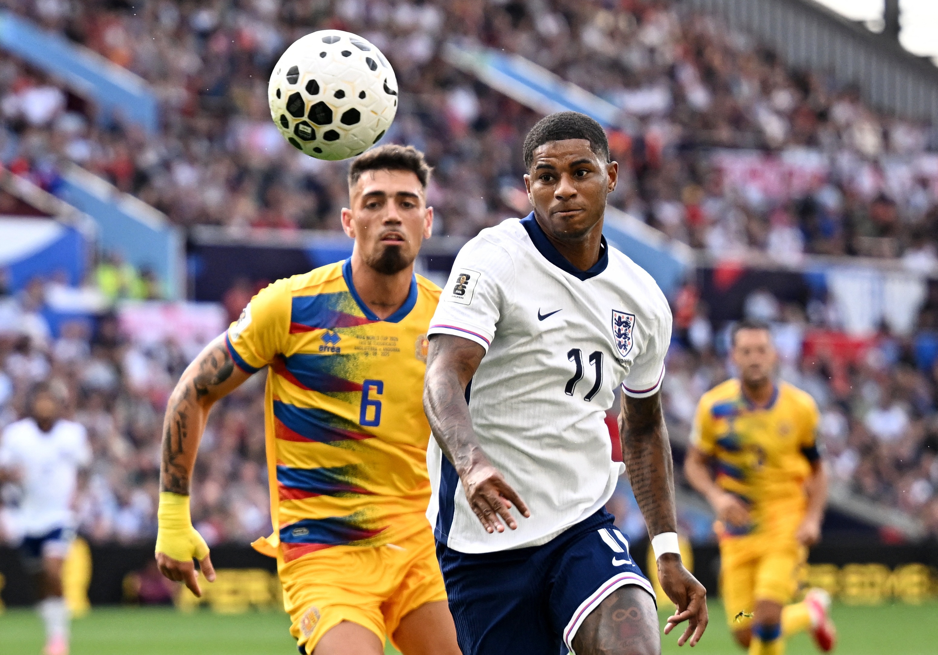 Rashford tiep tuc truot dai hinh anh