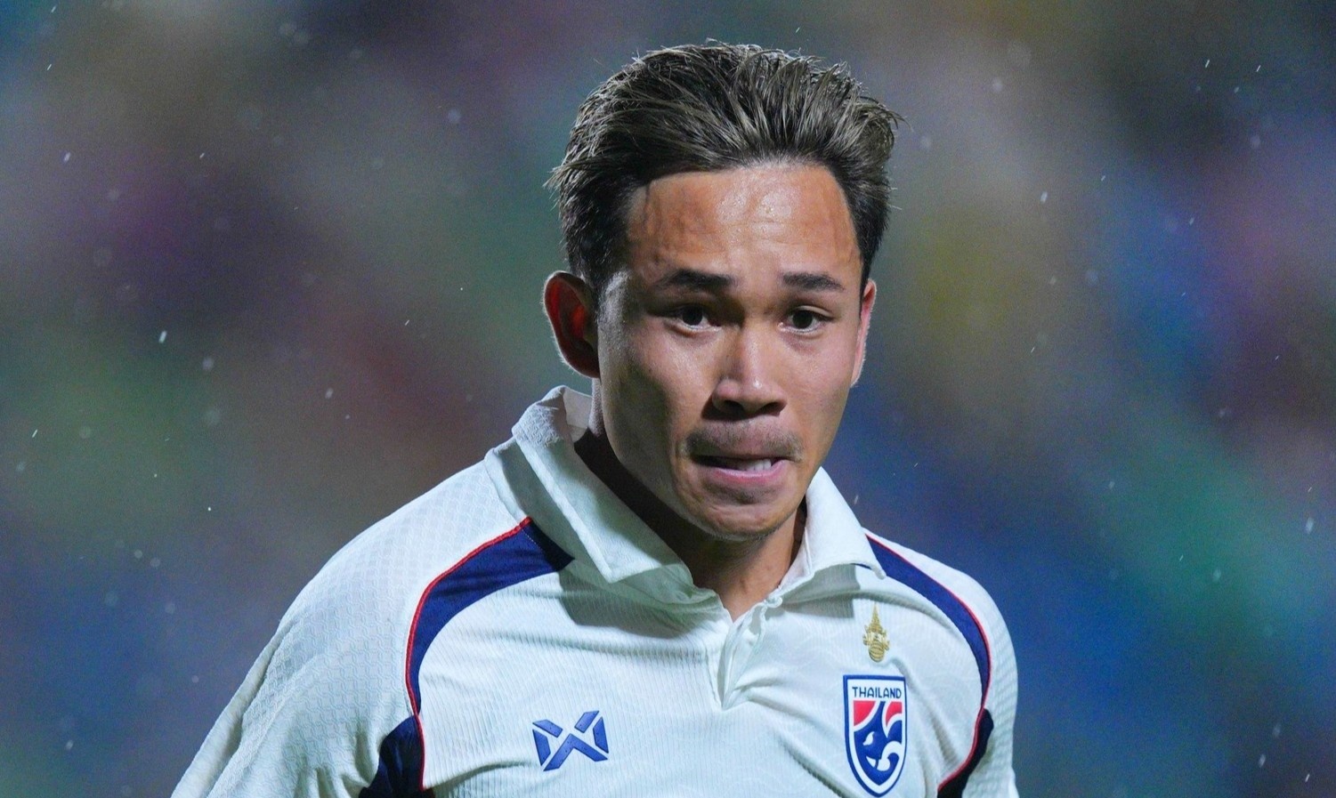 Supachok noi nong, danh cau thu Iraq hinh anh