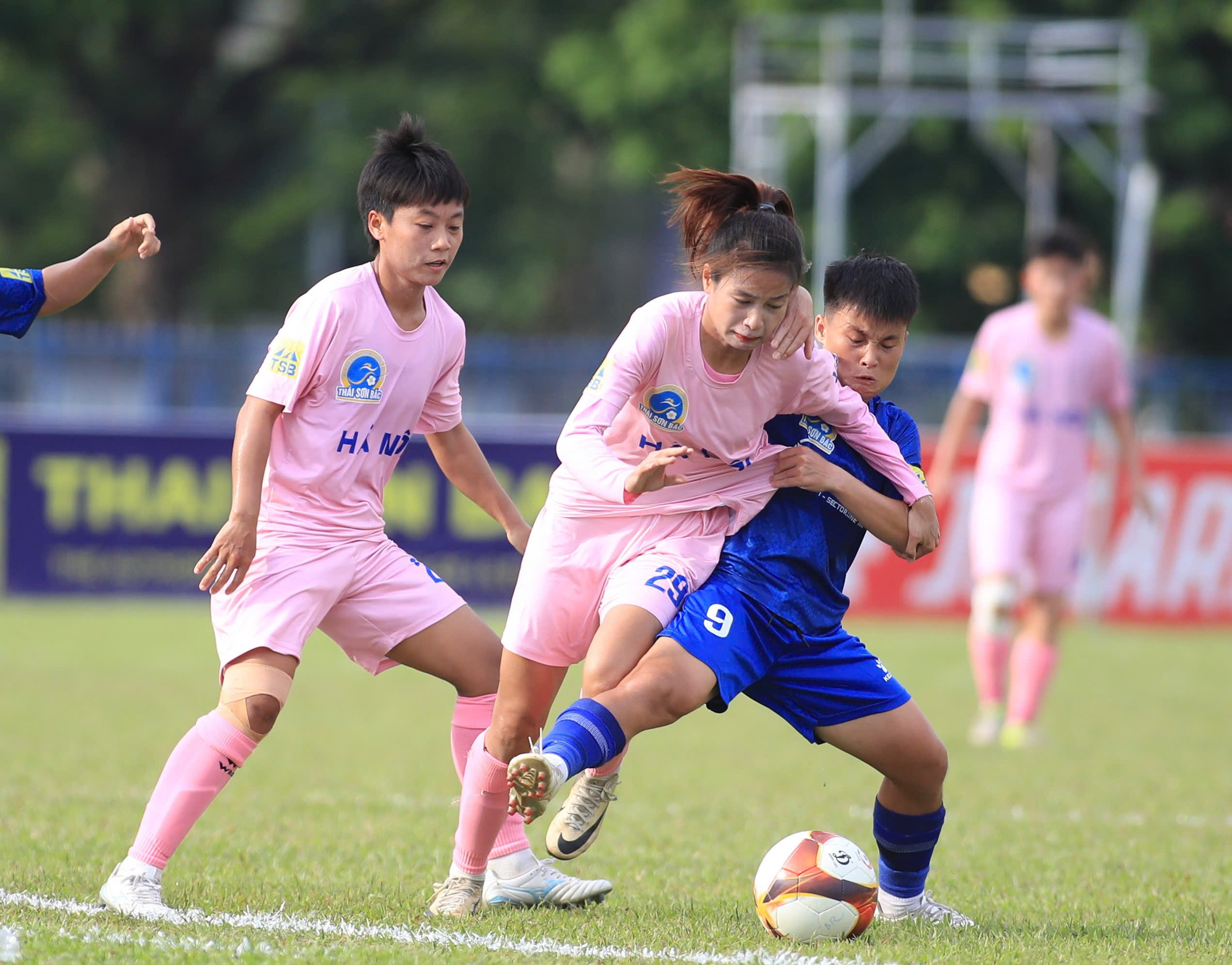 Hang cong phung phi, Ha Noi mat diem dang tiec hinh anh