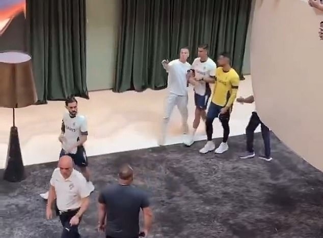 Ronaldo gay soc khi chui CDV hinh anh