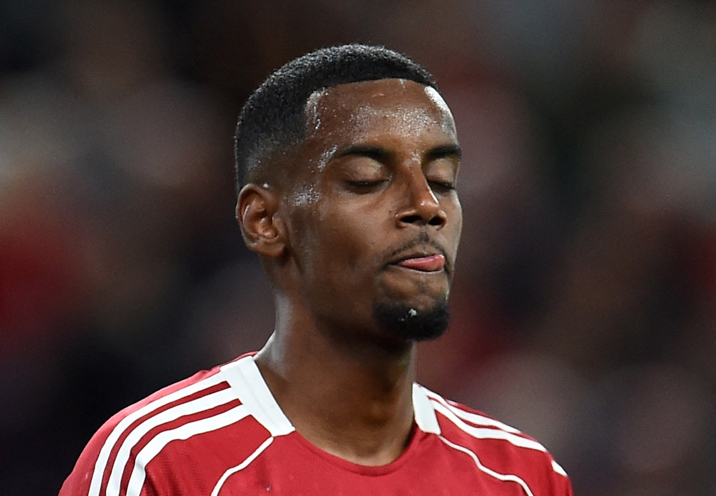 Isak va bi kich cua mot ban hop dong ky luc hinh anh