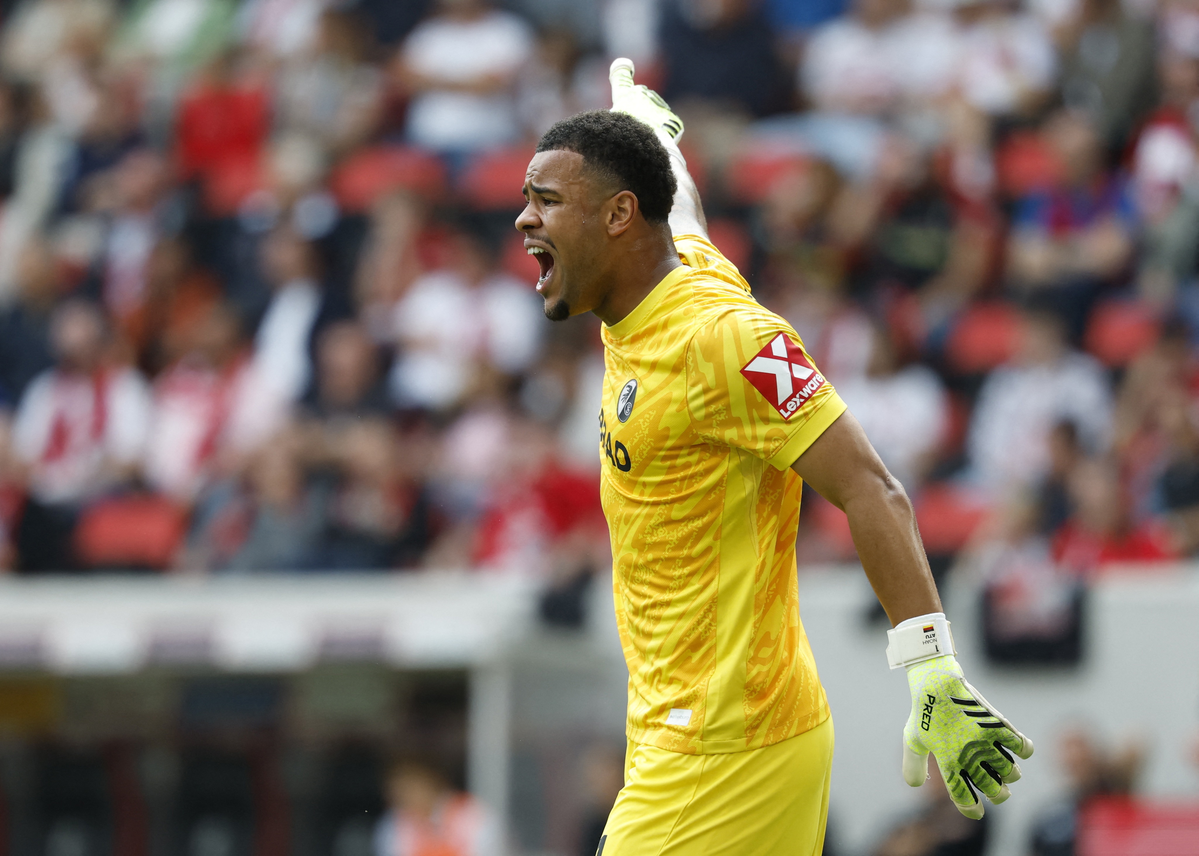 Thu mon Bundesliga lap ky luc can penalty hinh anh