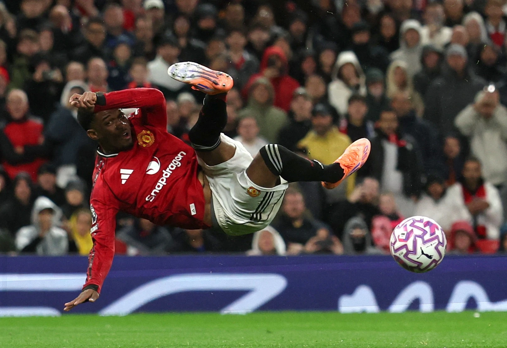 Amad Diallo chi con la cai bong cua chinh minh hinh anh