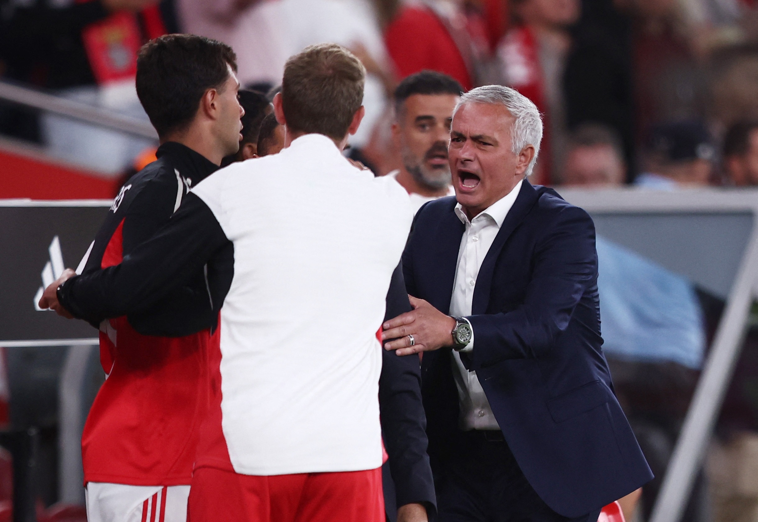 Vua ve Bo Dao Nha, Mourinho da gay rung dong hinh anh