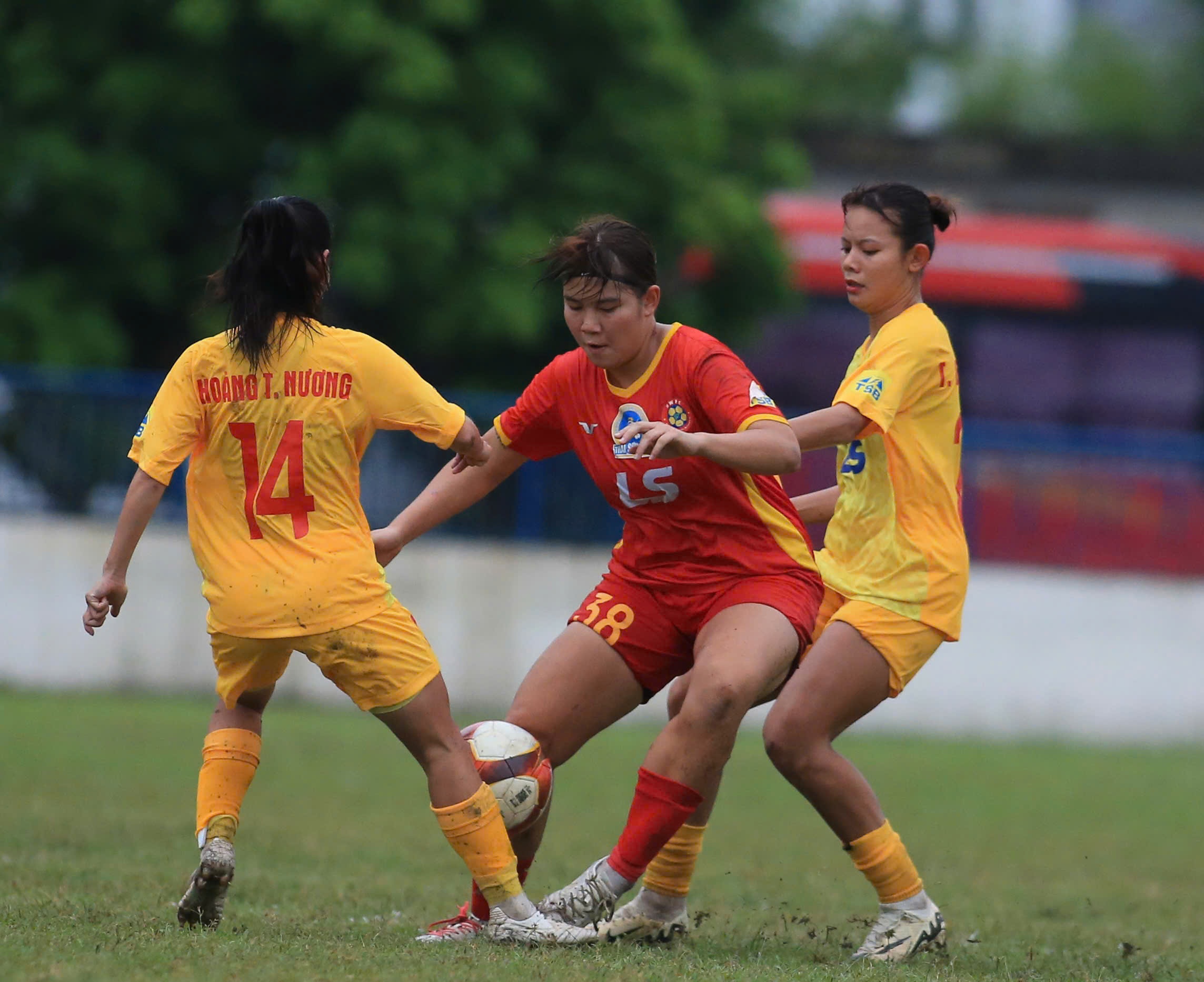 TP.HCM I thang 'nhe nhang' derby, tro lai ngoi dau hinh anh