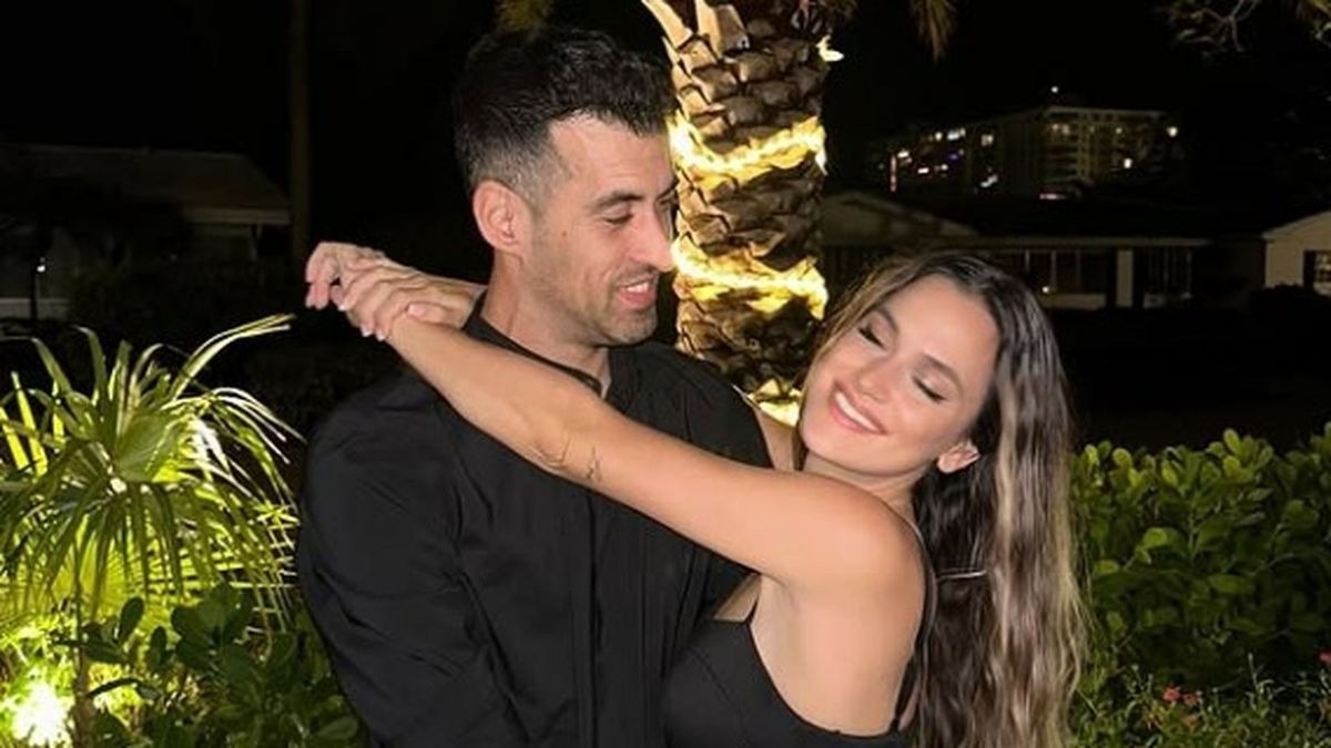 Busquets kiem bon tien du khong da bong hinh anh