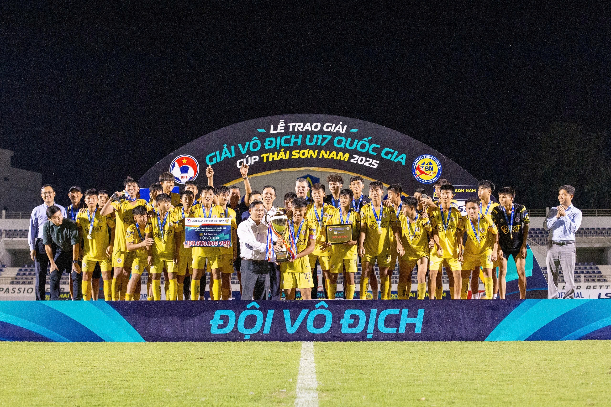 U17 Ha Noi dang quang ngoi vo dich Quoc gia 2025 hinh anh