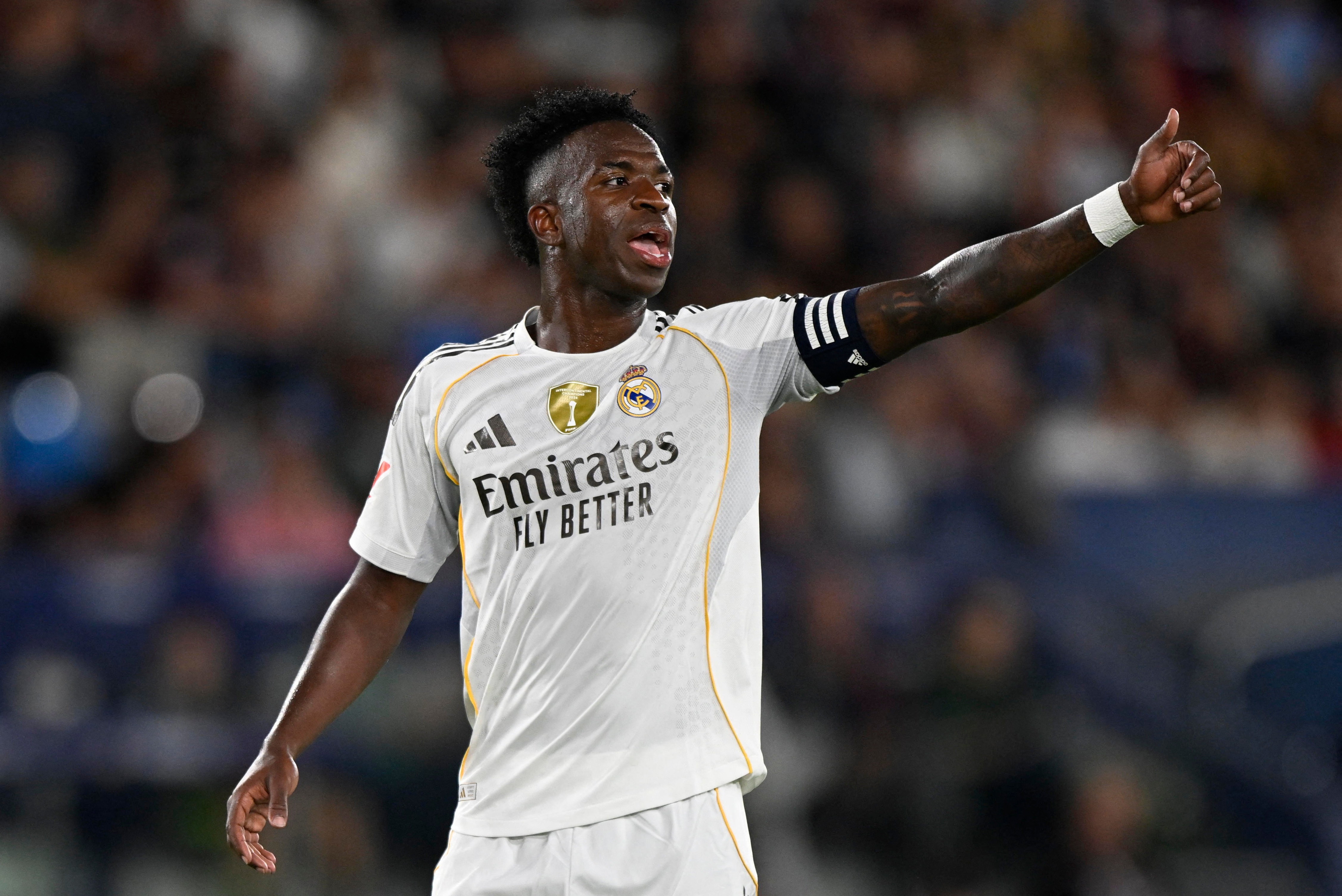 Koke va Vinicius khau chien nay lua trong derby Madrid hinh anh