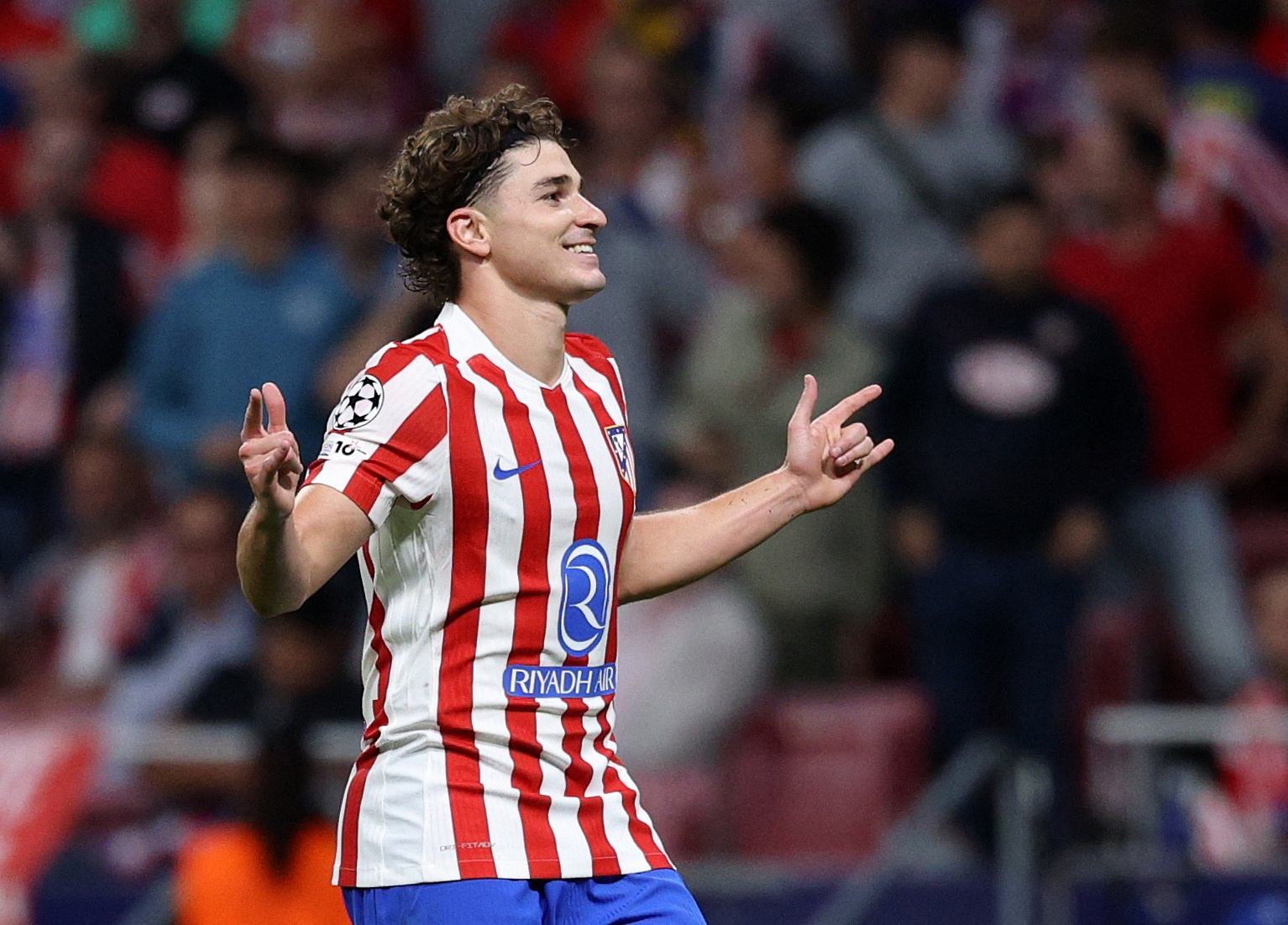 Barca phai mua Julian Alvarez hinh anh