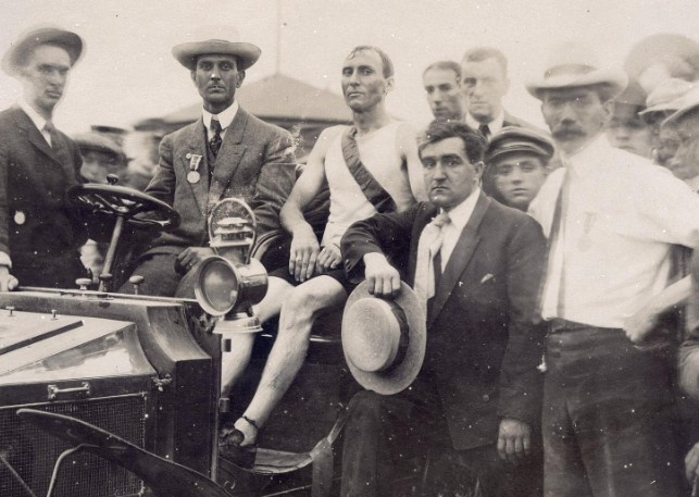 VDV bi tuoc huy chuong marathon vi di nho o to ve dich hinh anh