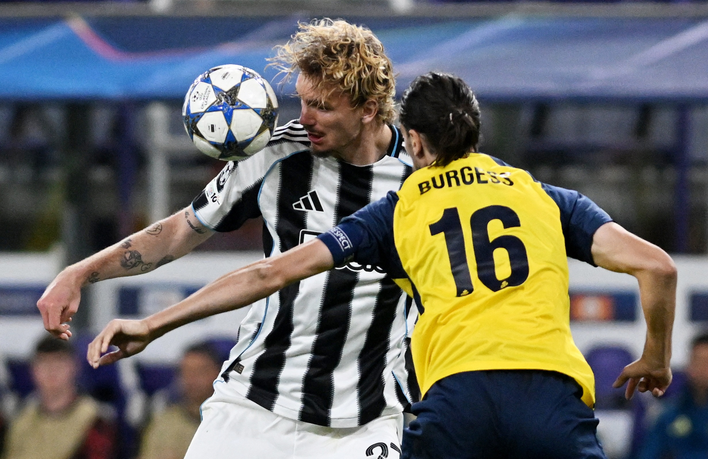 Bi Bayern che 'ngu ngoc', Newcastle cuoi sau lung voi Woltemade hinh anh