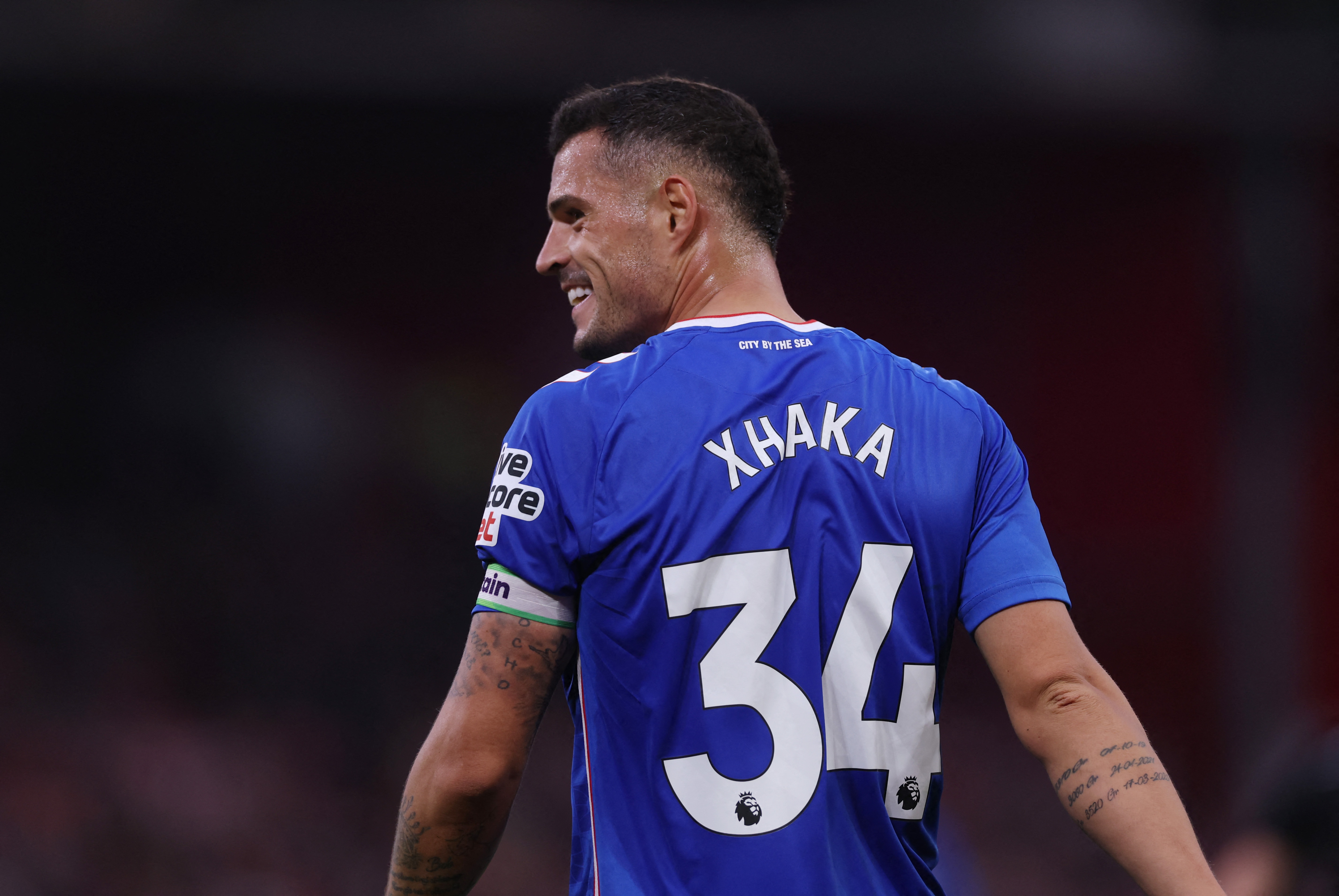 Granit Xhaka va phep mau tai sinh o Sunderland hinh anh