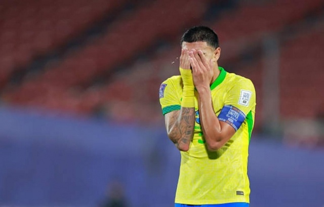 Bong da Brazil nhan cu soc lon hinh anh