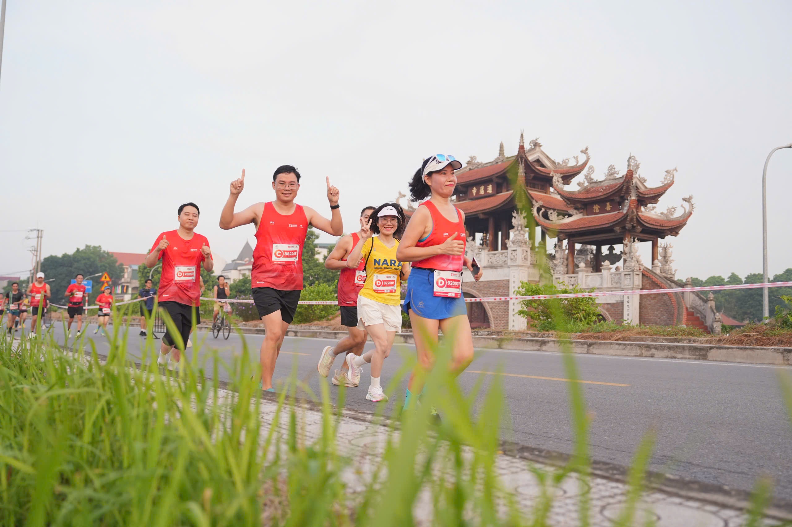 Runner Viet Nam toa sang ruc ro tai Ha Noi hinh anh