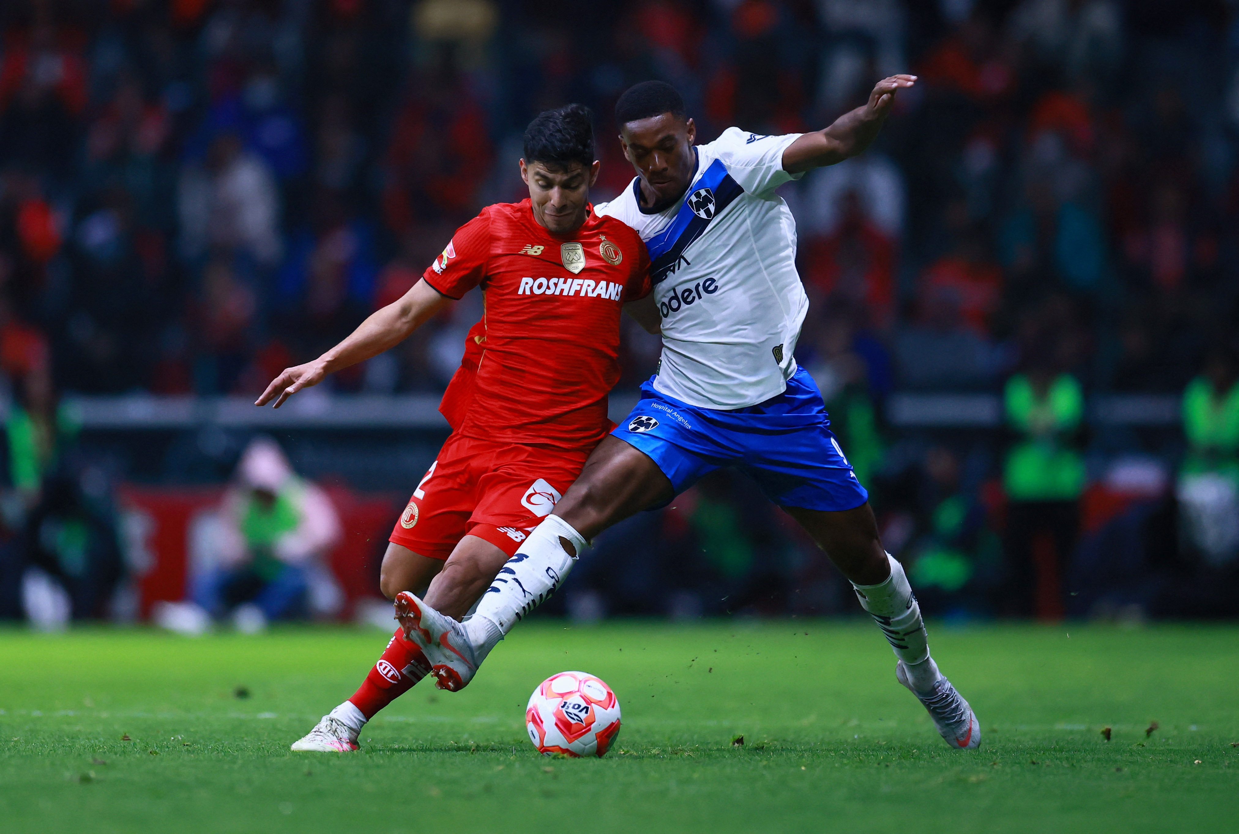 Martial bi cong kich du doi hinh anh