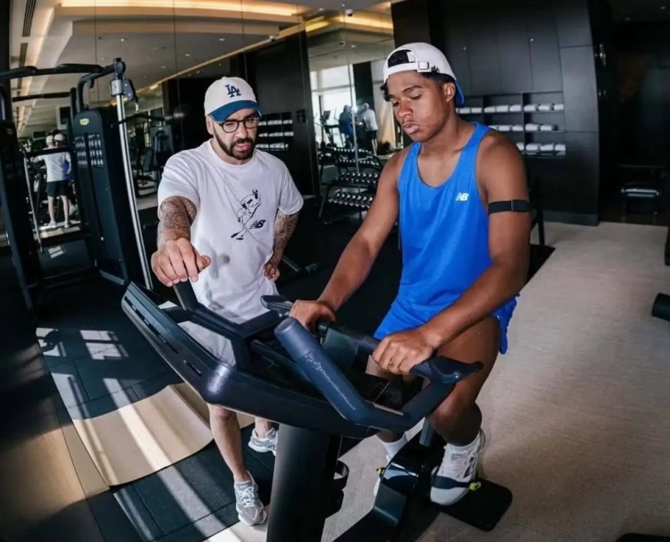 Endrick chi 250.000 euro dung phong gym kieu Ronaldo hinh anh