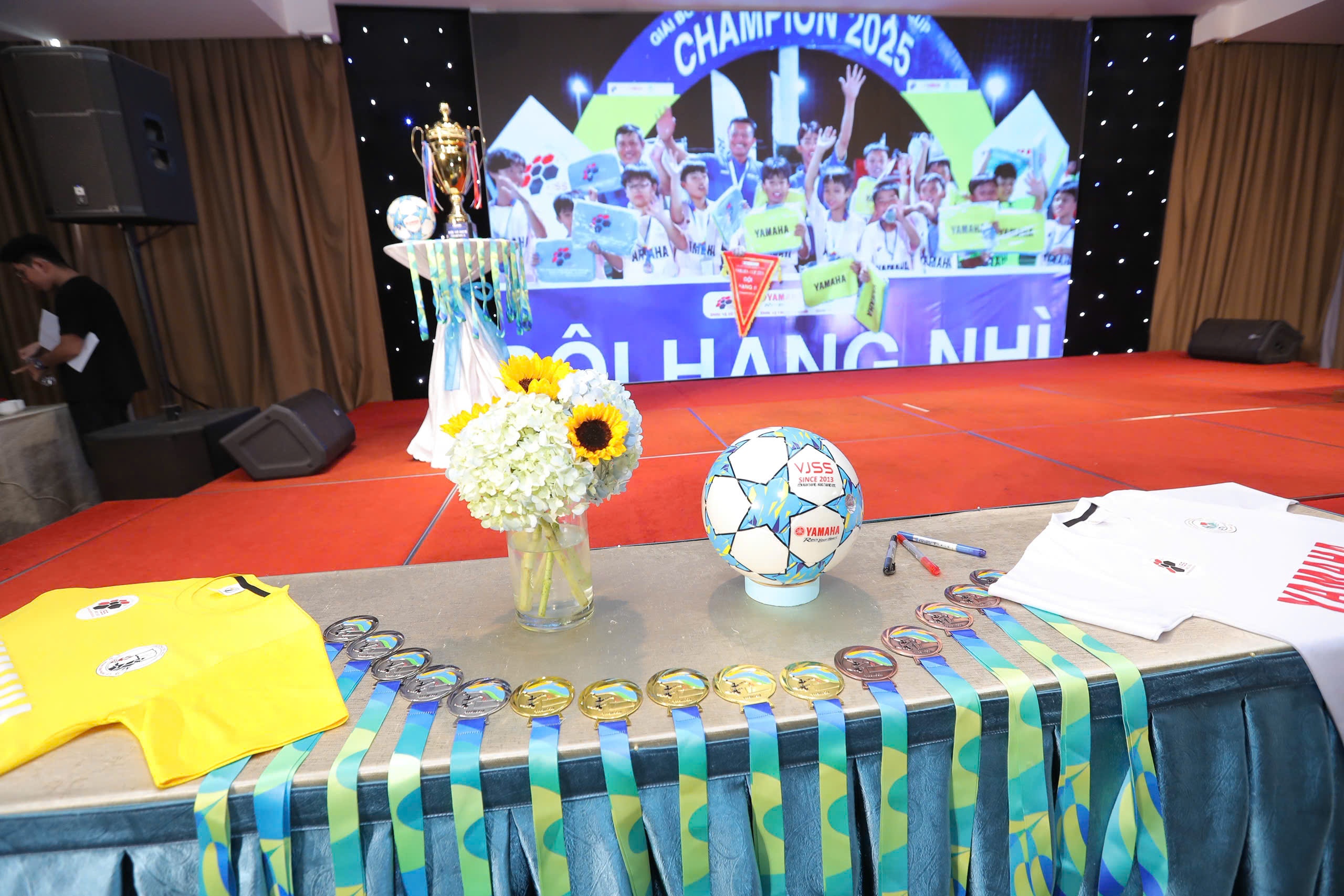 Khoi tranh san choi bong da hoc duong TP.HCM hinh anh