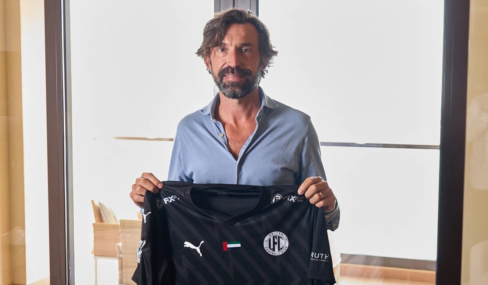 HLV Pirlo tao dia chan o UAE hinh anh