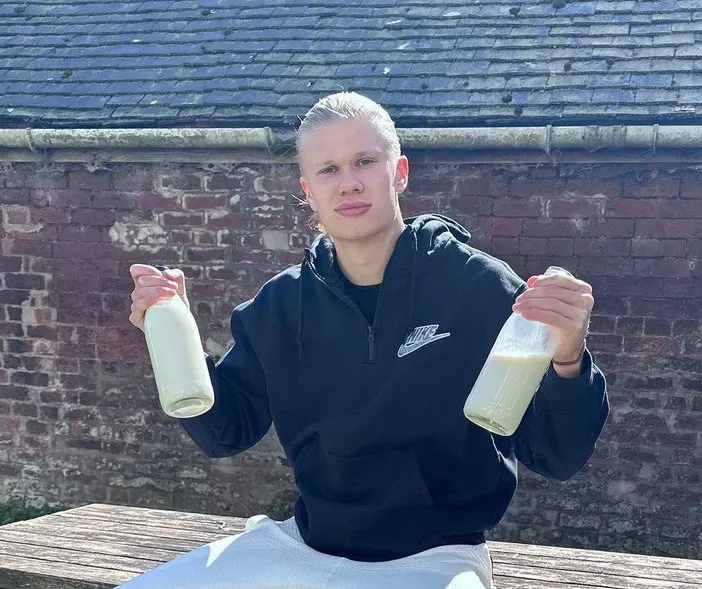 So thich uong sua khac nguoi cua Haaland hinh anh