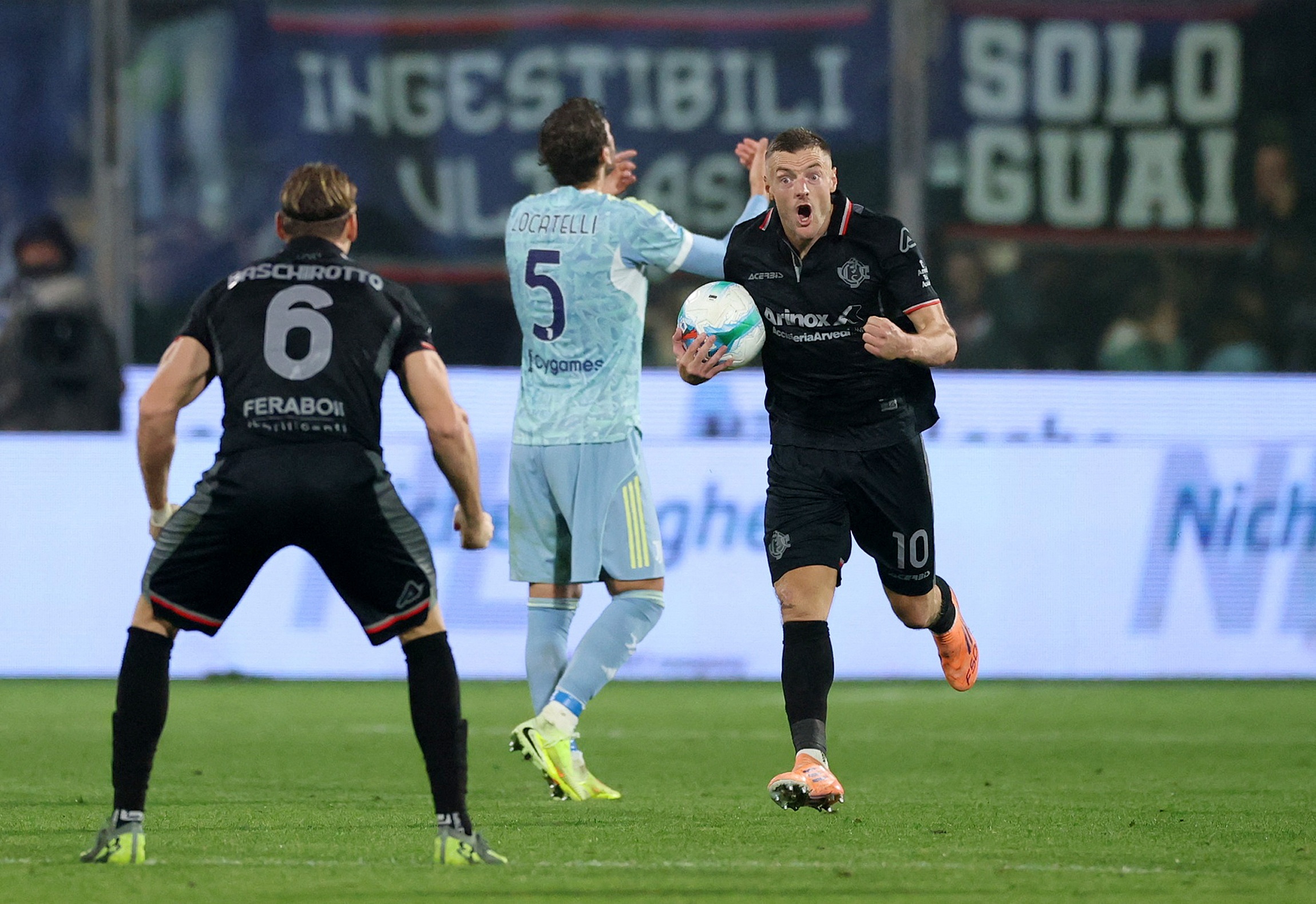 Vardy tiep tuc khuay dao Serie A hinh anh