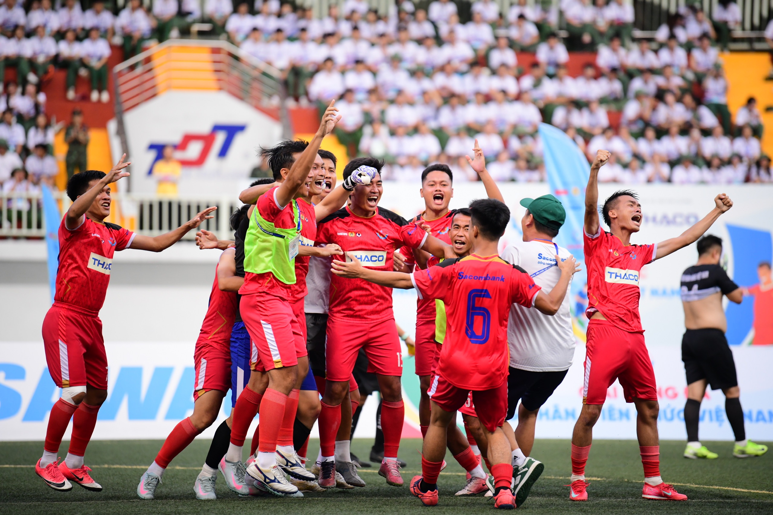 Giai bong da cong nhan anh 1