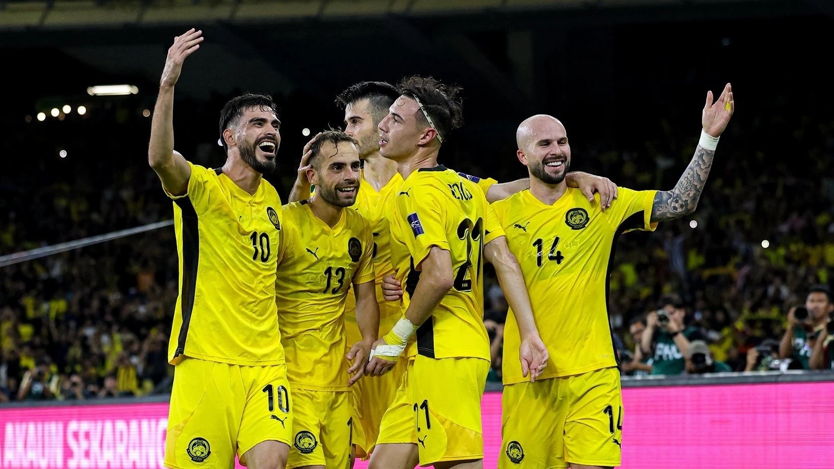 Toan canh vu gian lan chan dong bong da Malaysia hinh anh