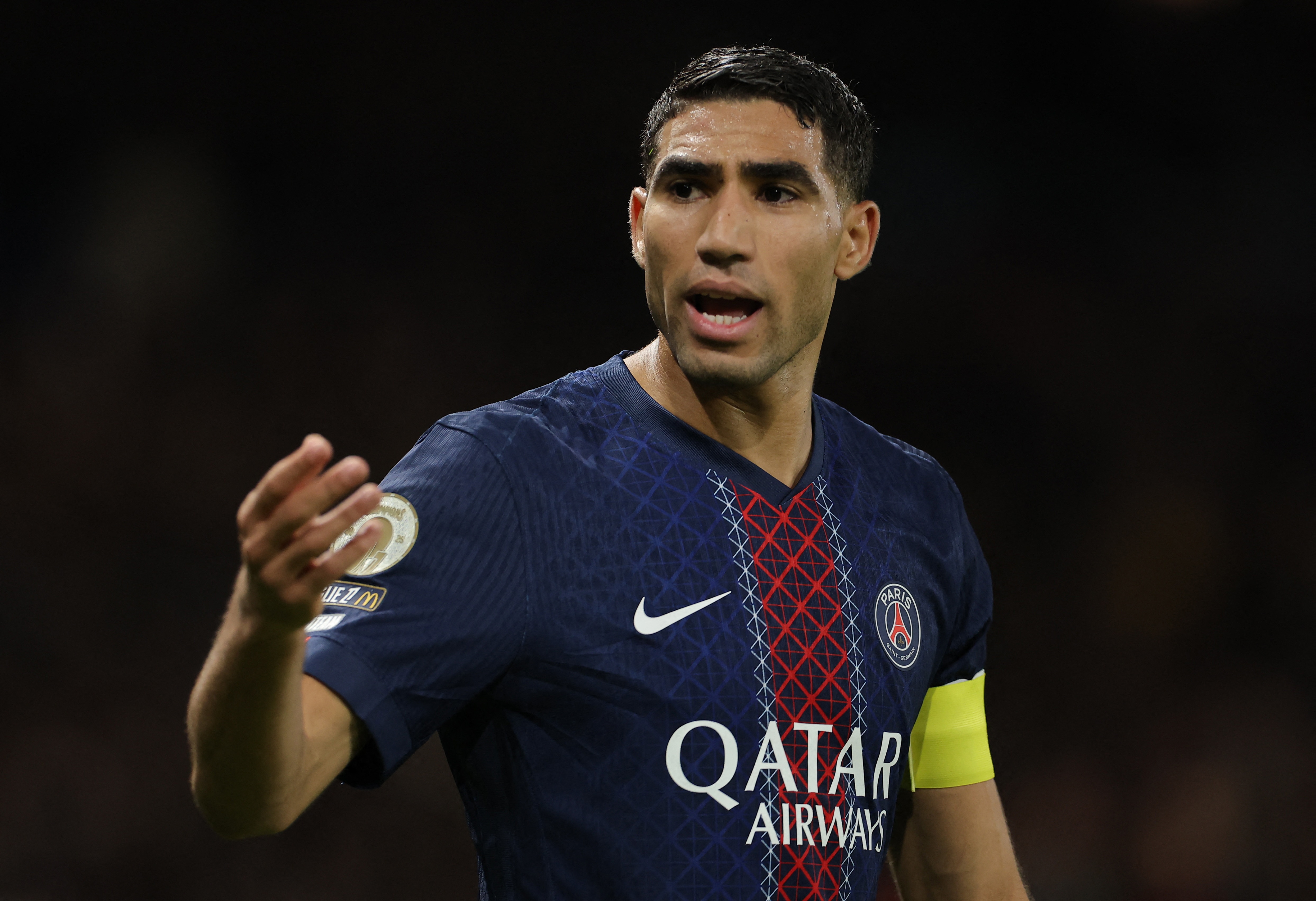 Hakimi buoc sang tuoi 27 trong nuoc mat hinh anh