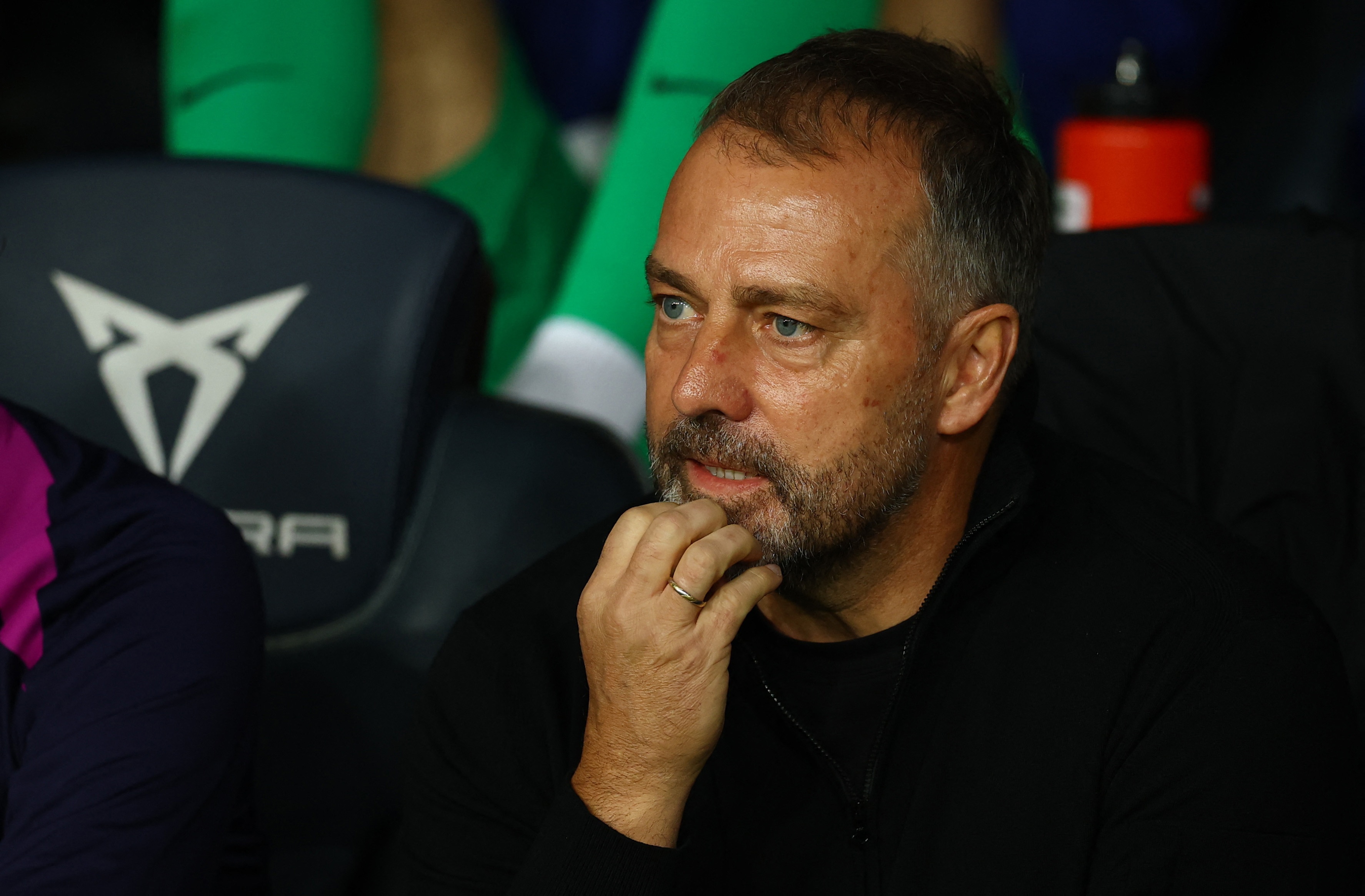 HLV Flick gay soc khi muon roi Barca hinh anh