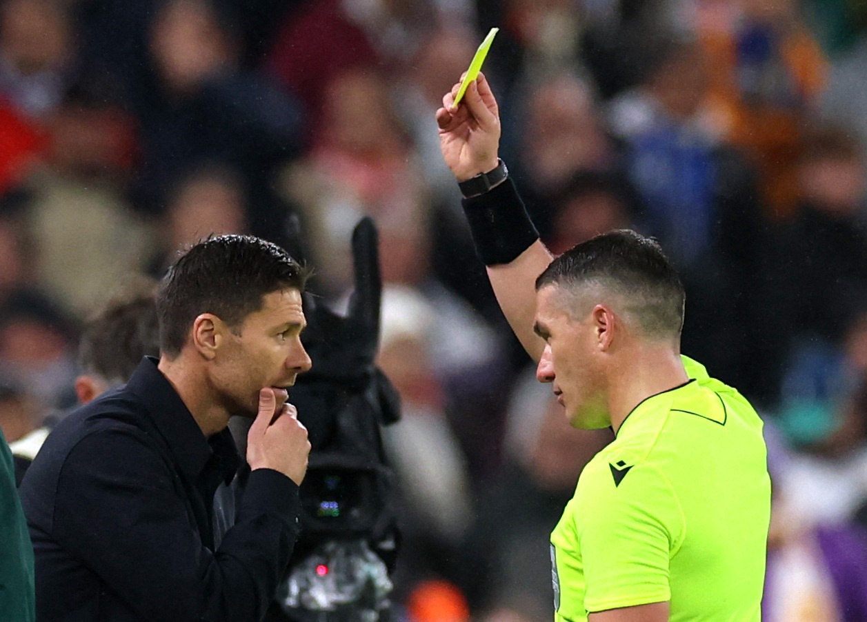 Xabi Alonso be tac o canh phai Real Madrid hinh anh