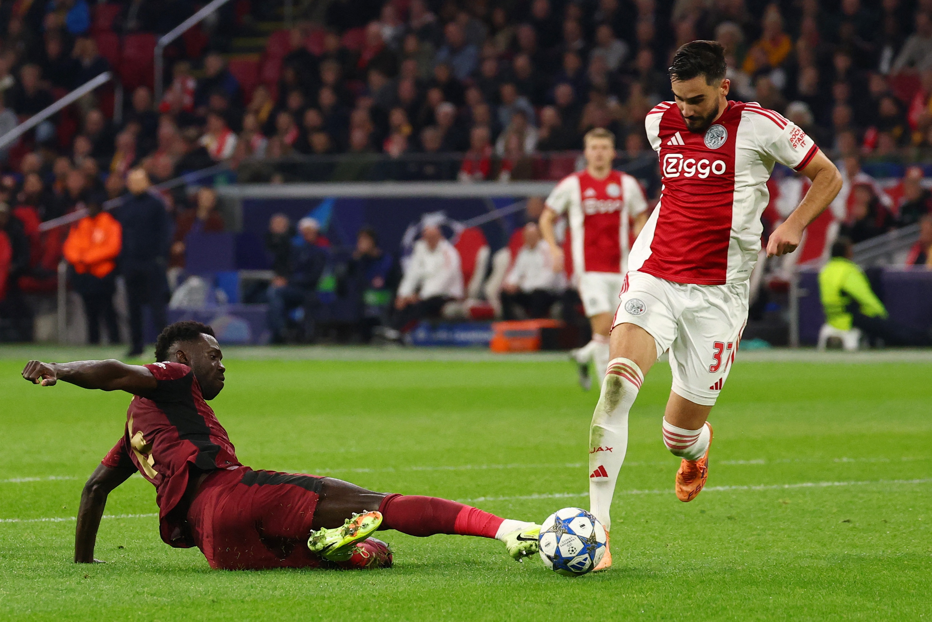 Tinh canh bi dat cua Ajax hinh anh