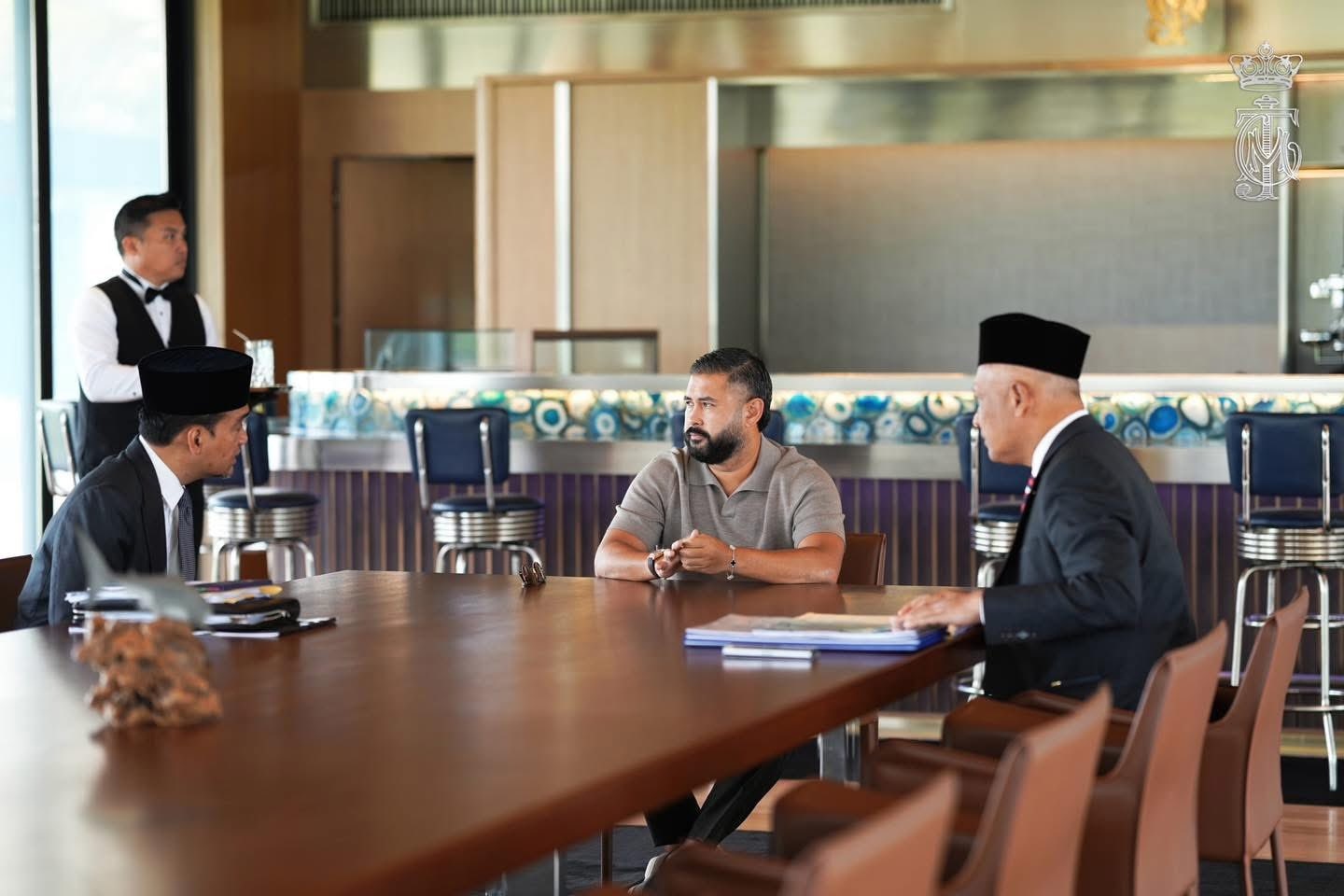 Tunku Ismail ra tay cuu bong da Malaysia hinh anh